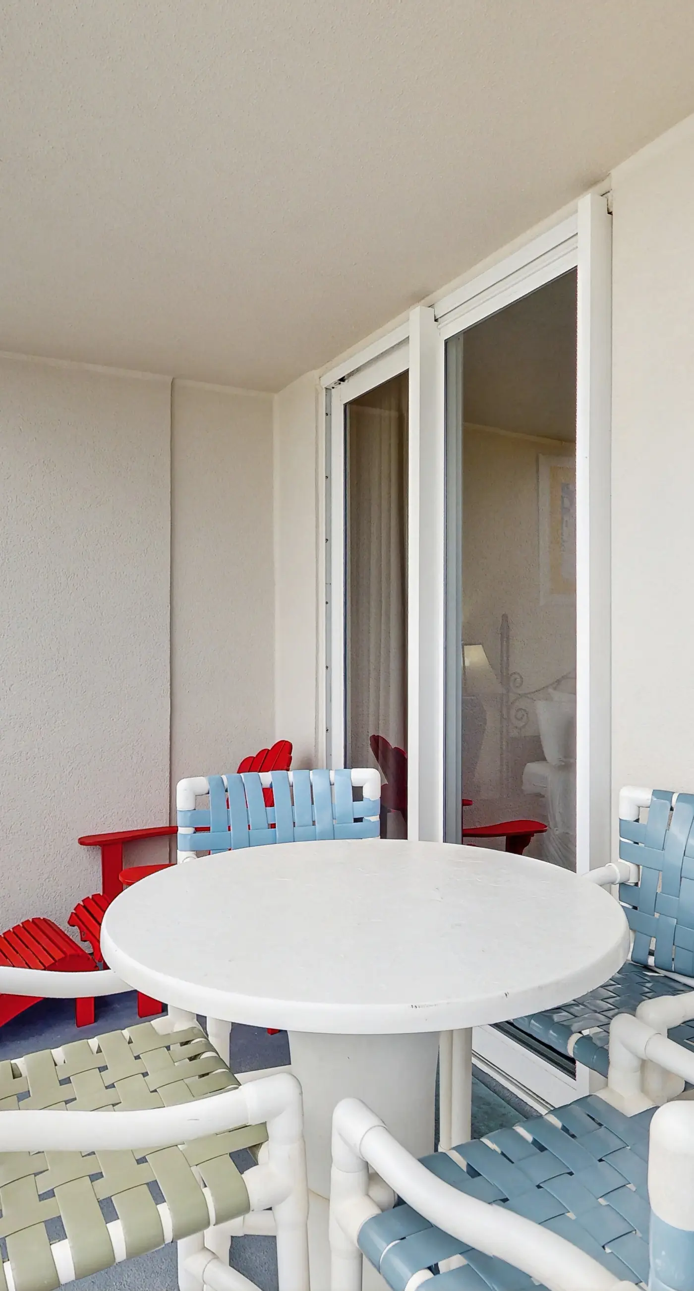 Spacious condo with Gulf-front balcony, hot tub & pool - on the beach