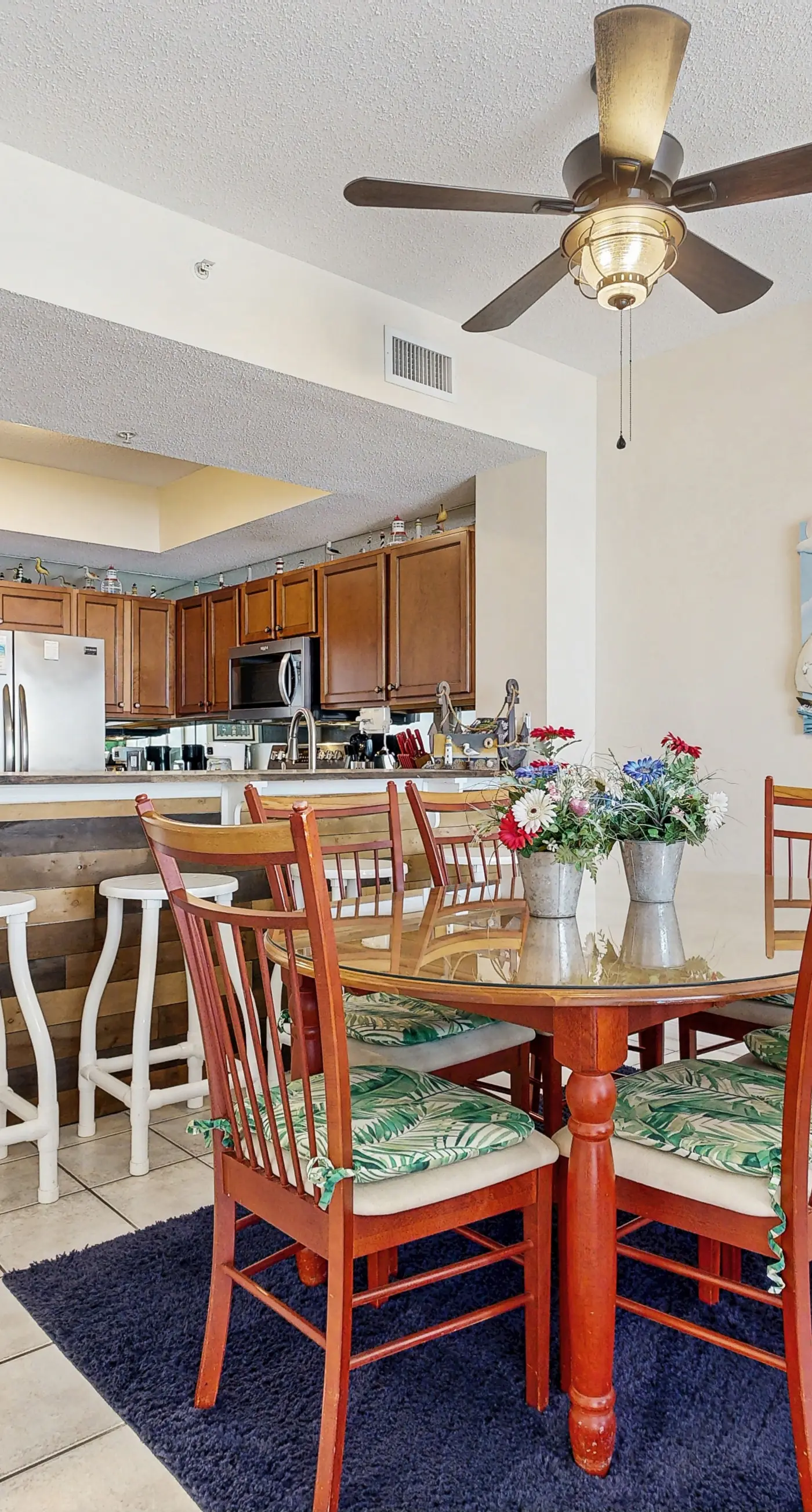 Spacious condo with Gulf-front balcony, hot tub & pool - on the beach