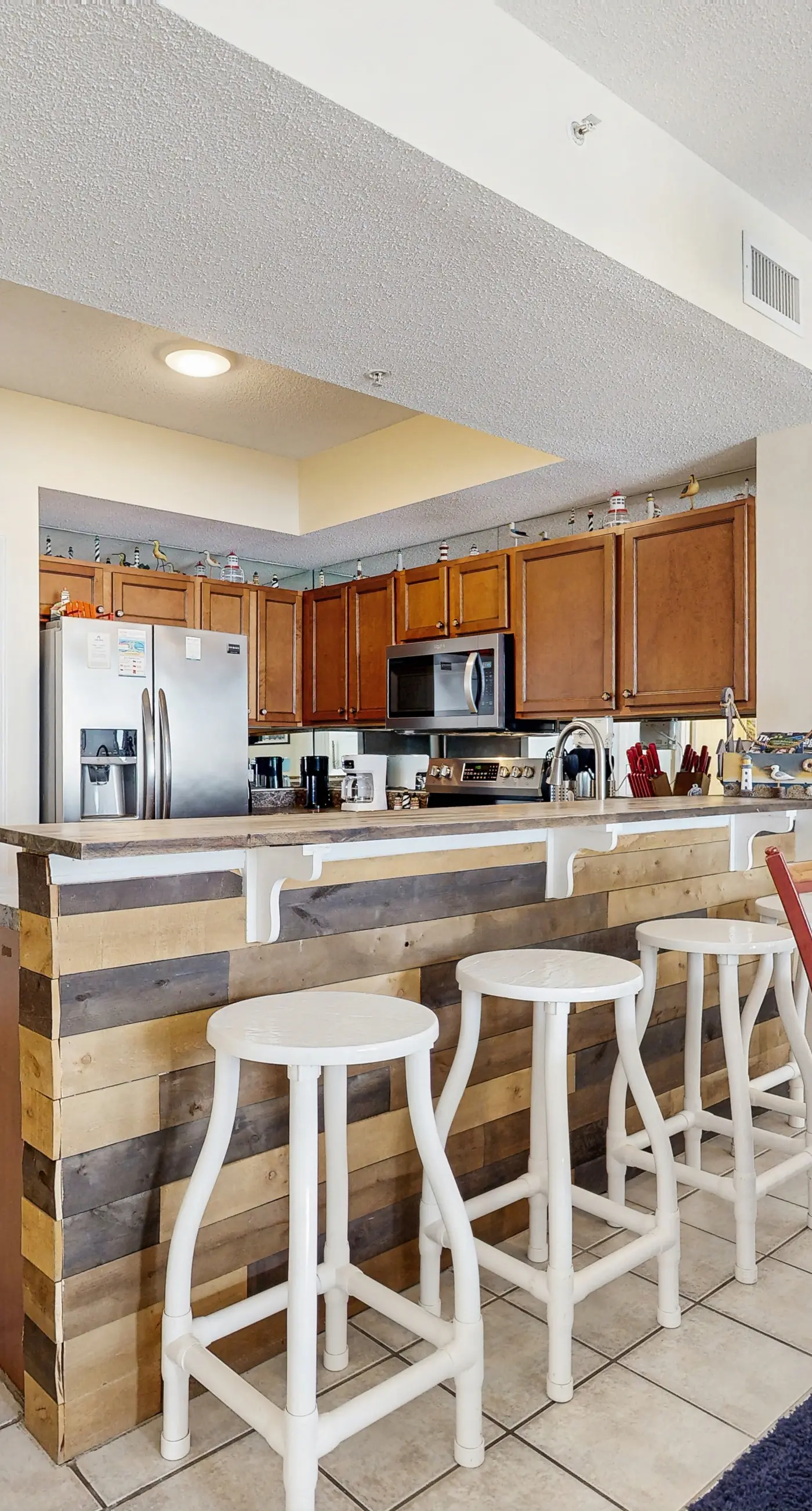 Spacious condo with Gulf-front balcony, hot tub & pool - on the beach