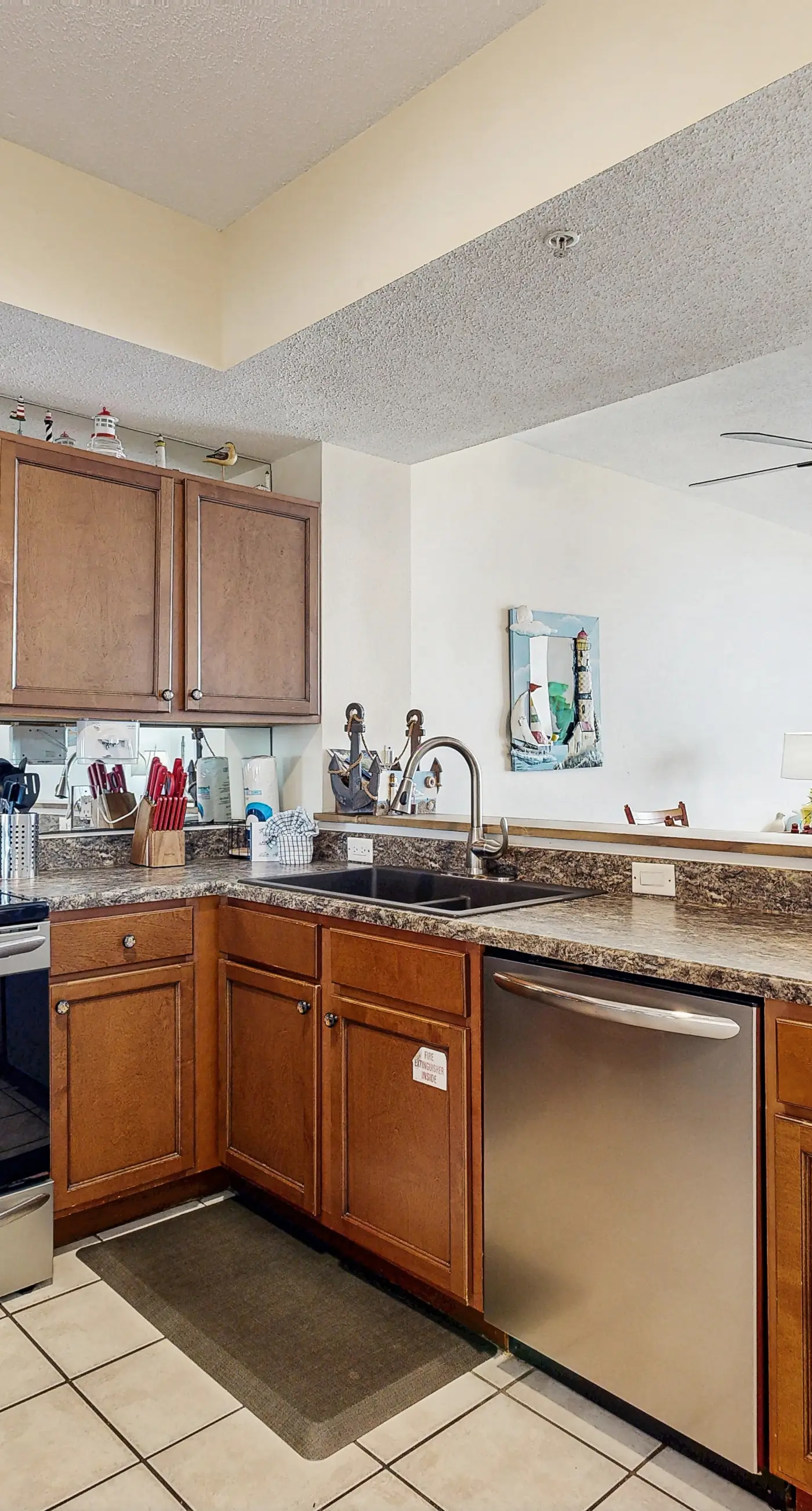 Spacious condo with Gulf-front balcony, hot tub & pool - on the beach