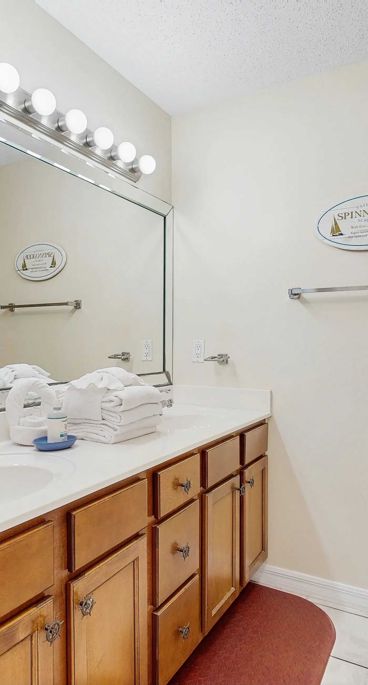 Spacious condo with Gulf-front balcony, hot tub & pool - on the beach