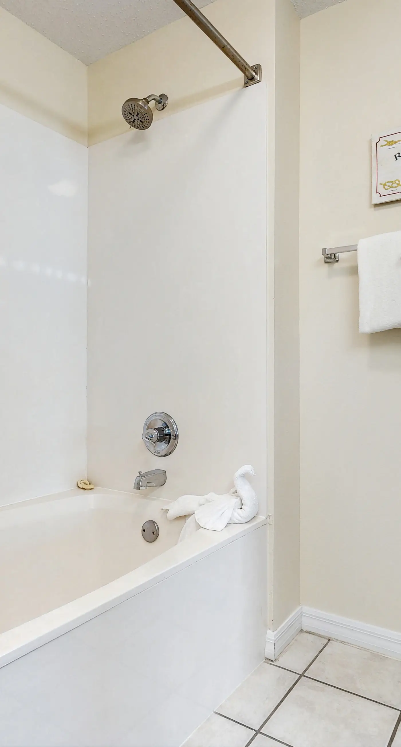 Spacious condo with Gulf-front balcony, hot tub & pool - on the beach