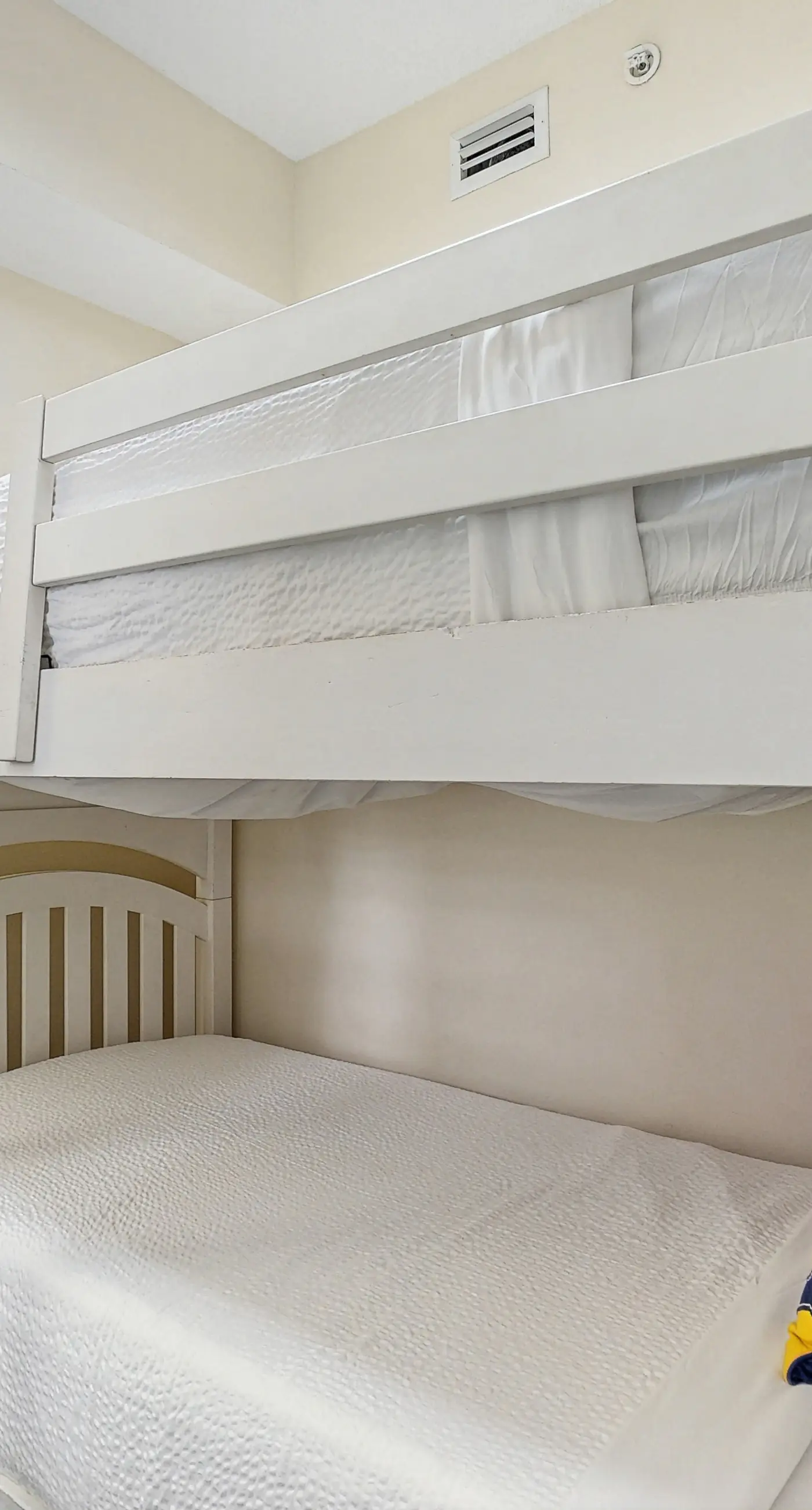 Spacious condo with Gulf-front balcony, hot tub & pool - on the beach