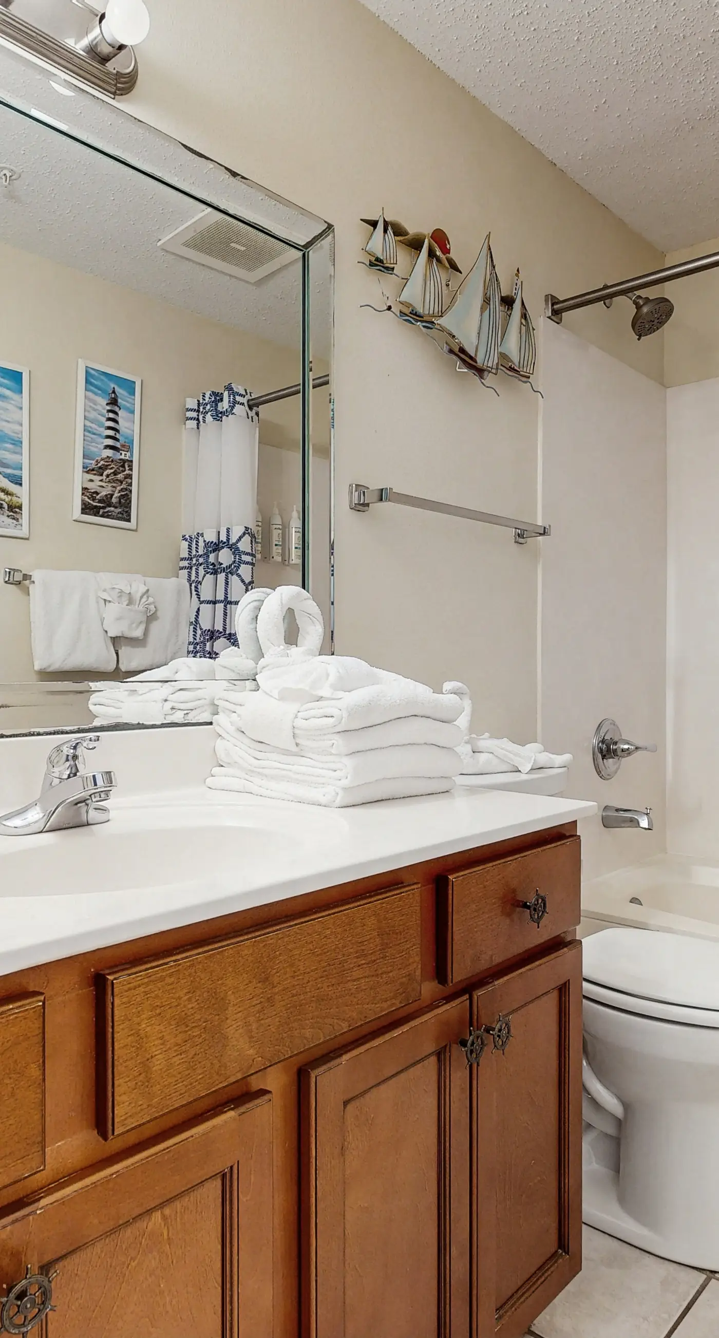 Spacious condo with Gulf-front balcony, hot tub & pool - on the beach