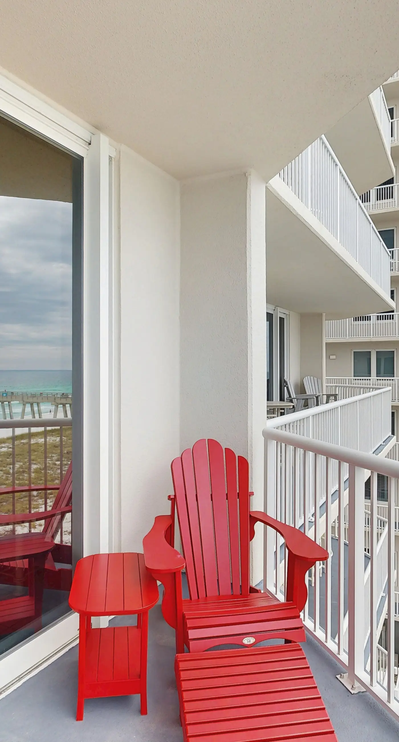 Spacious condo with Gulf-front balcony, hot tub & pool - on the beach