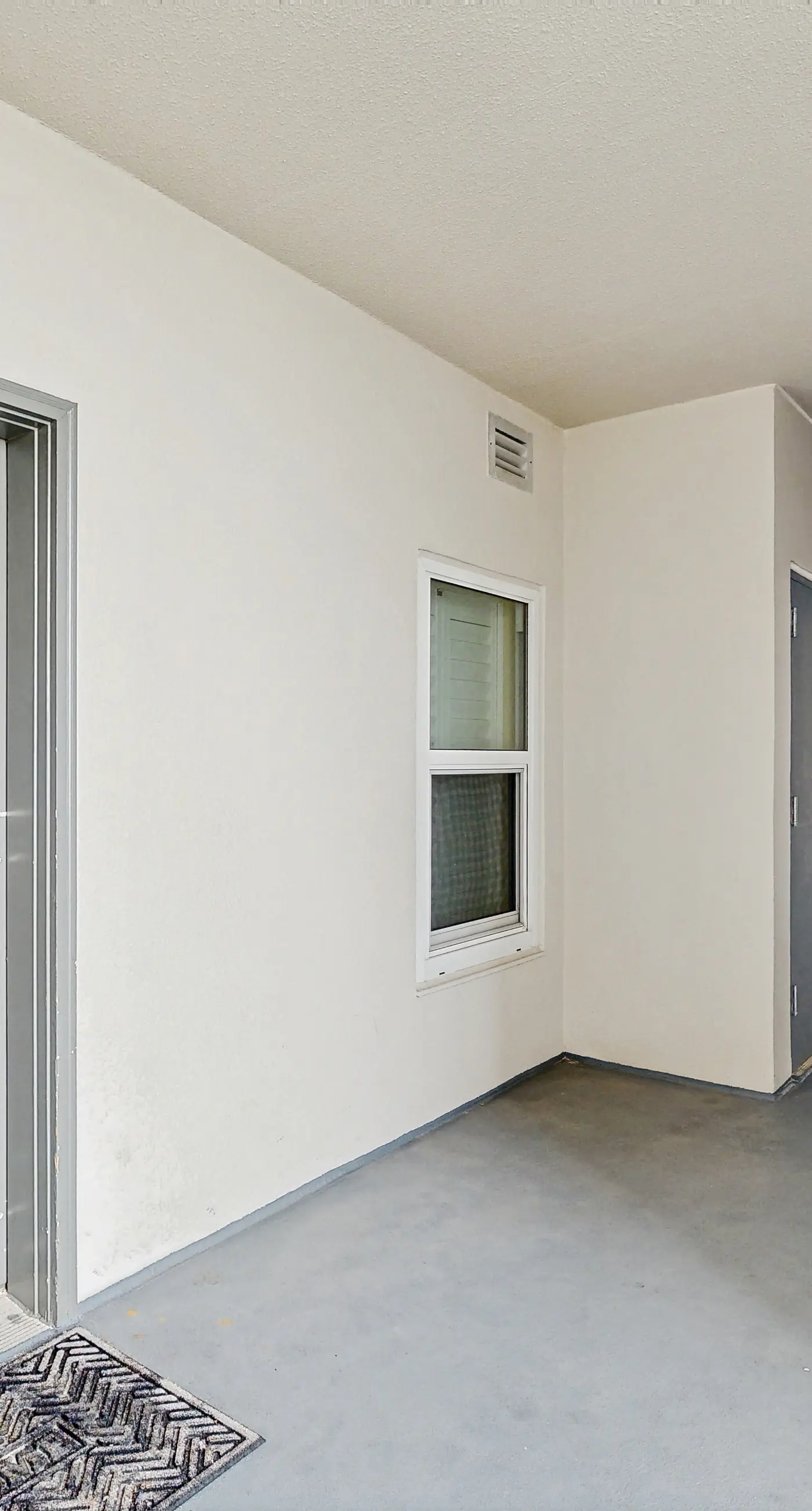 Spacious condo with Gulf-front balcony, hot tub & pool - on the beach