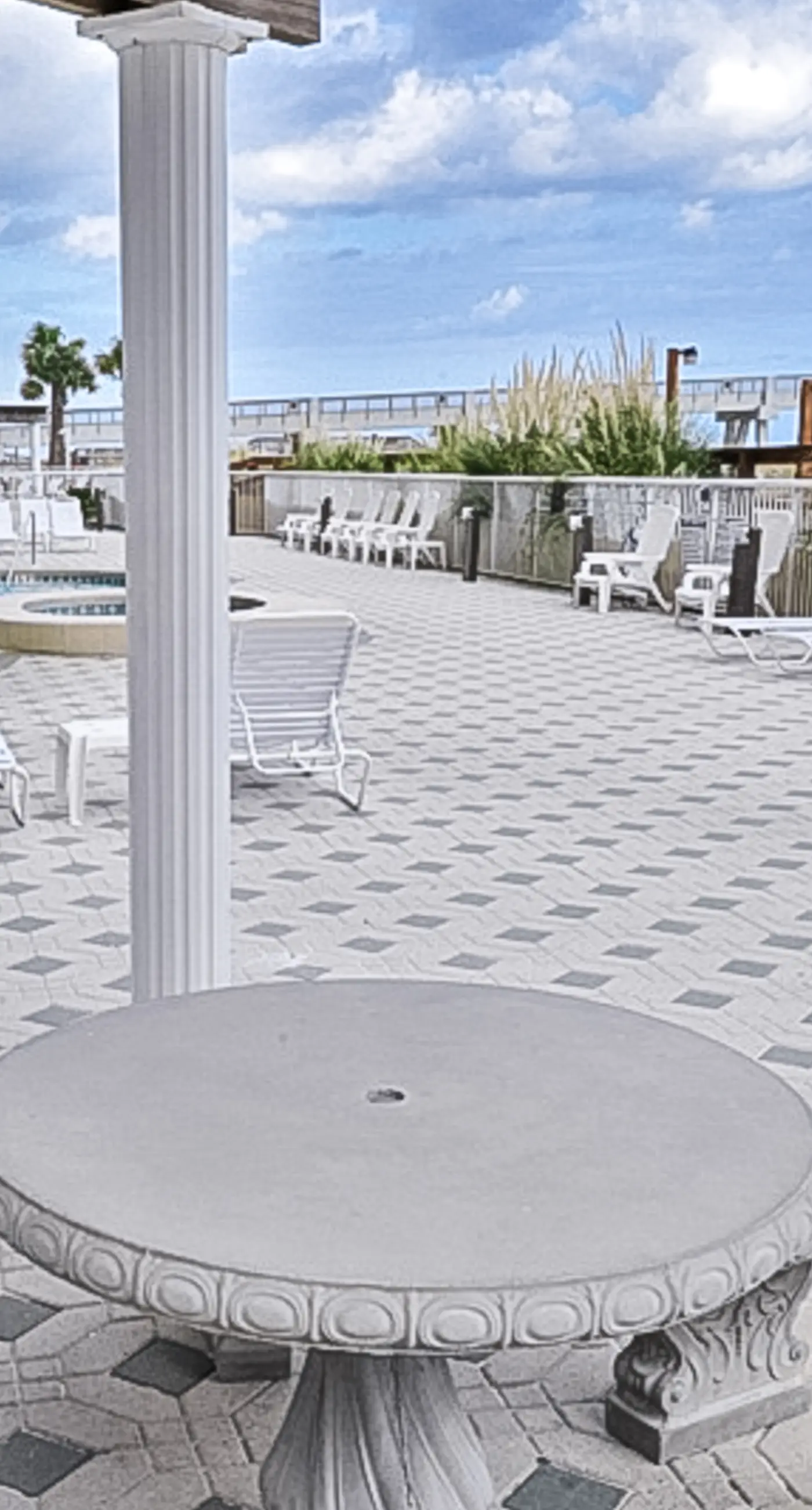 Spacious condo with Gulf-front balcony, hot tub & pool - on the beach