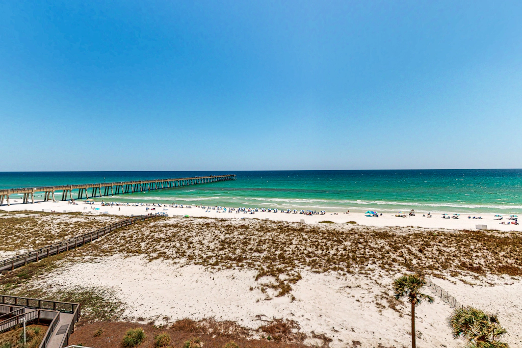 6th Floor Airy Condo w/ On-Site Pool & Hot Tub, Quick Walk To The Beach