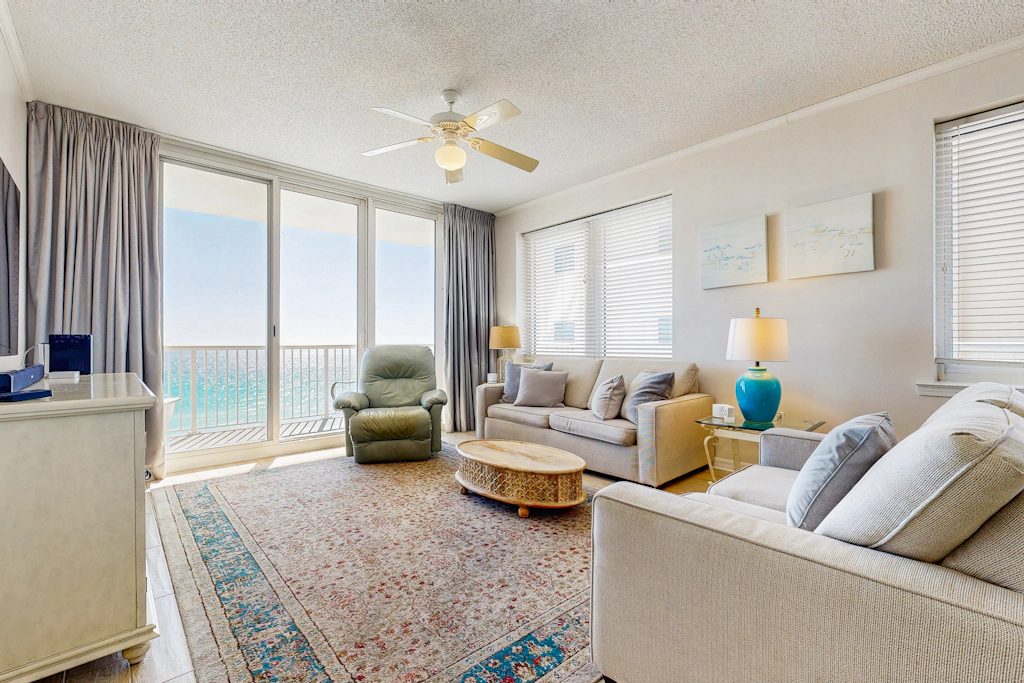 7th Floor Gulf-Front Condo w/ Views, Close To Local Restaurants