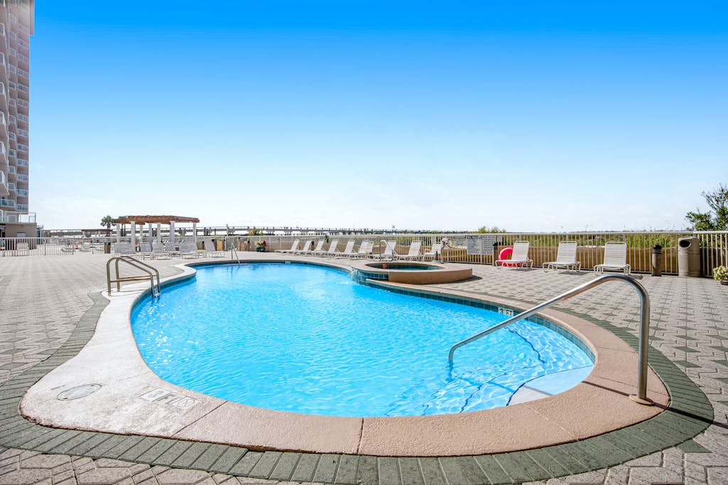 7th Floor Gulf-Front Condo w/ Views, Close To Local Restaurants