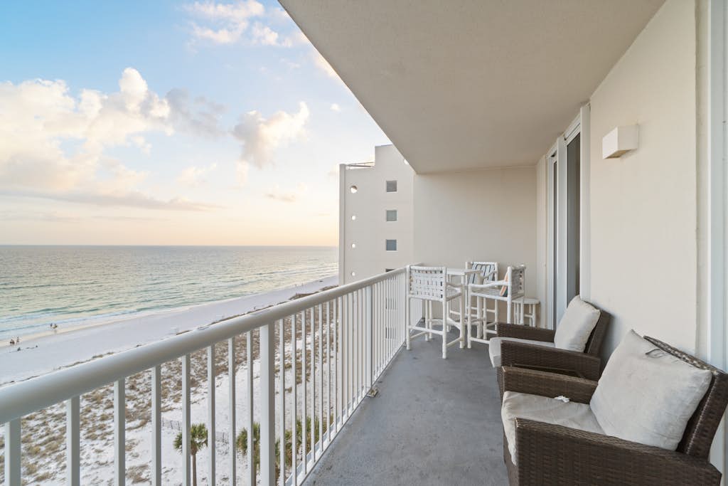 7th Floor Lovely Condo w/ Outdoor Pool Heated Seasonally, On The Beach