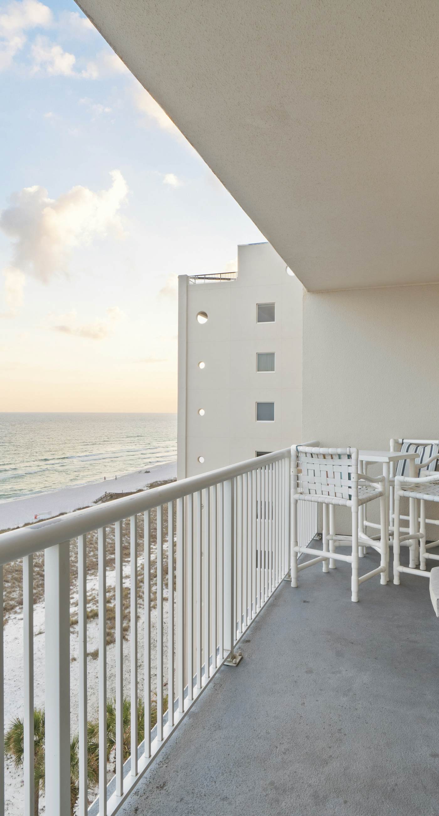 7th Floor Lovely Condo w/ Outdoor Pool Heated Seasonally, On The Beach