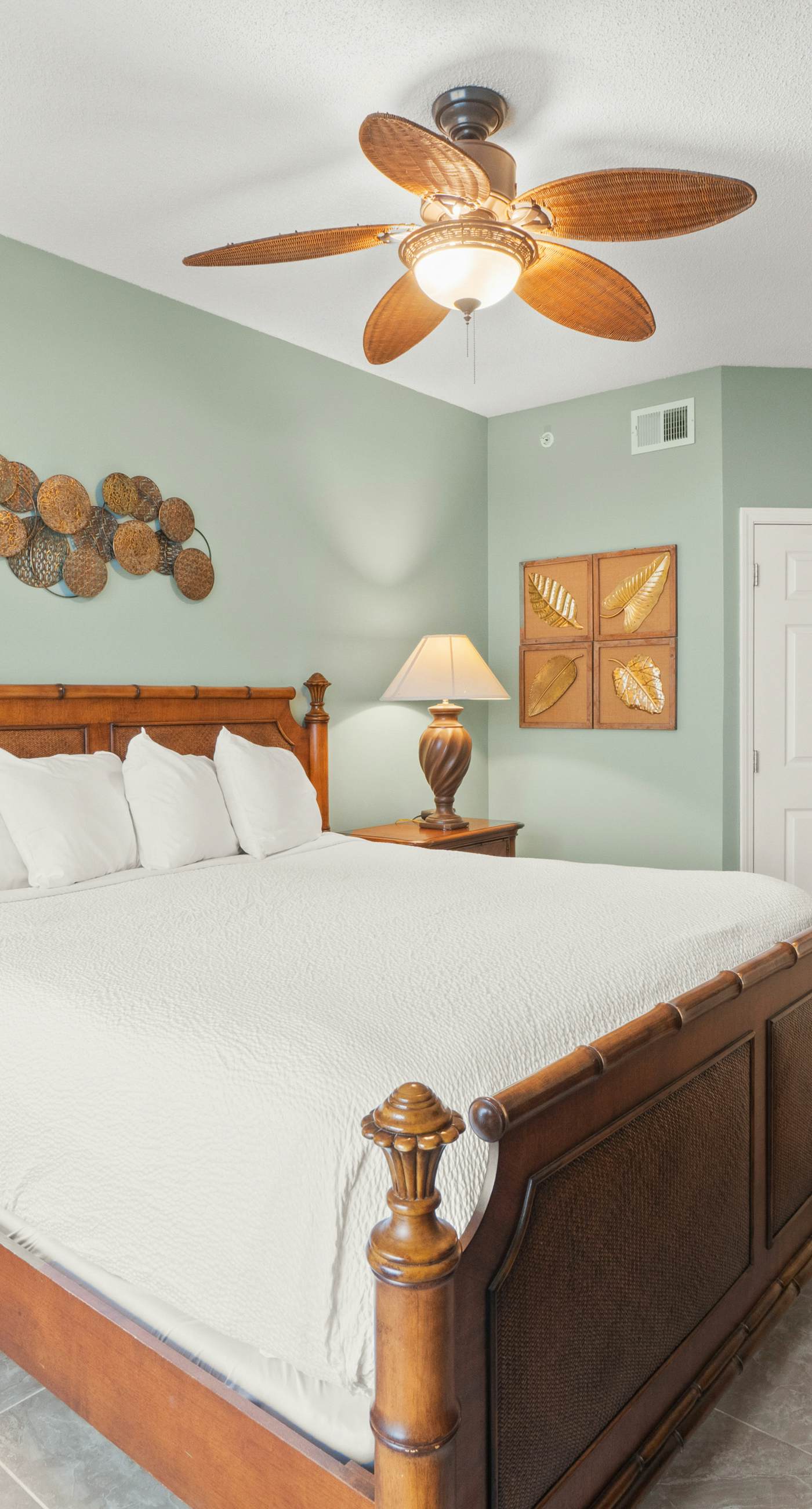 7th Floor Lovely Condo w/ Outdoor Pool Heated Seasonally, On The Beach