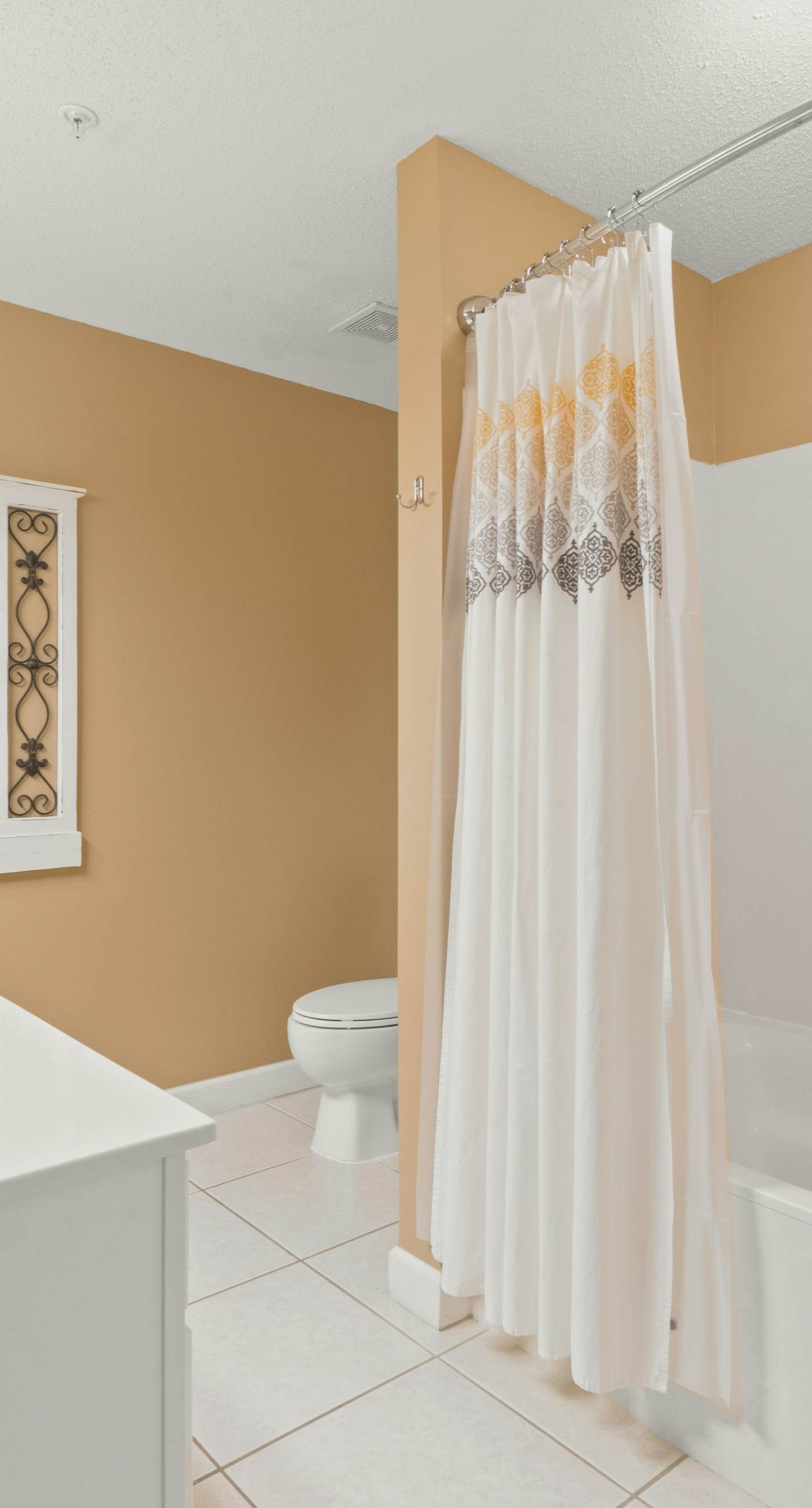 7th Floor Lovely Condo w/ Outdoor Pool Heated Seasonally, On The Beach