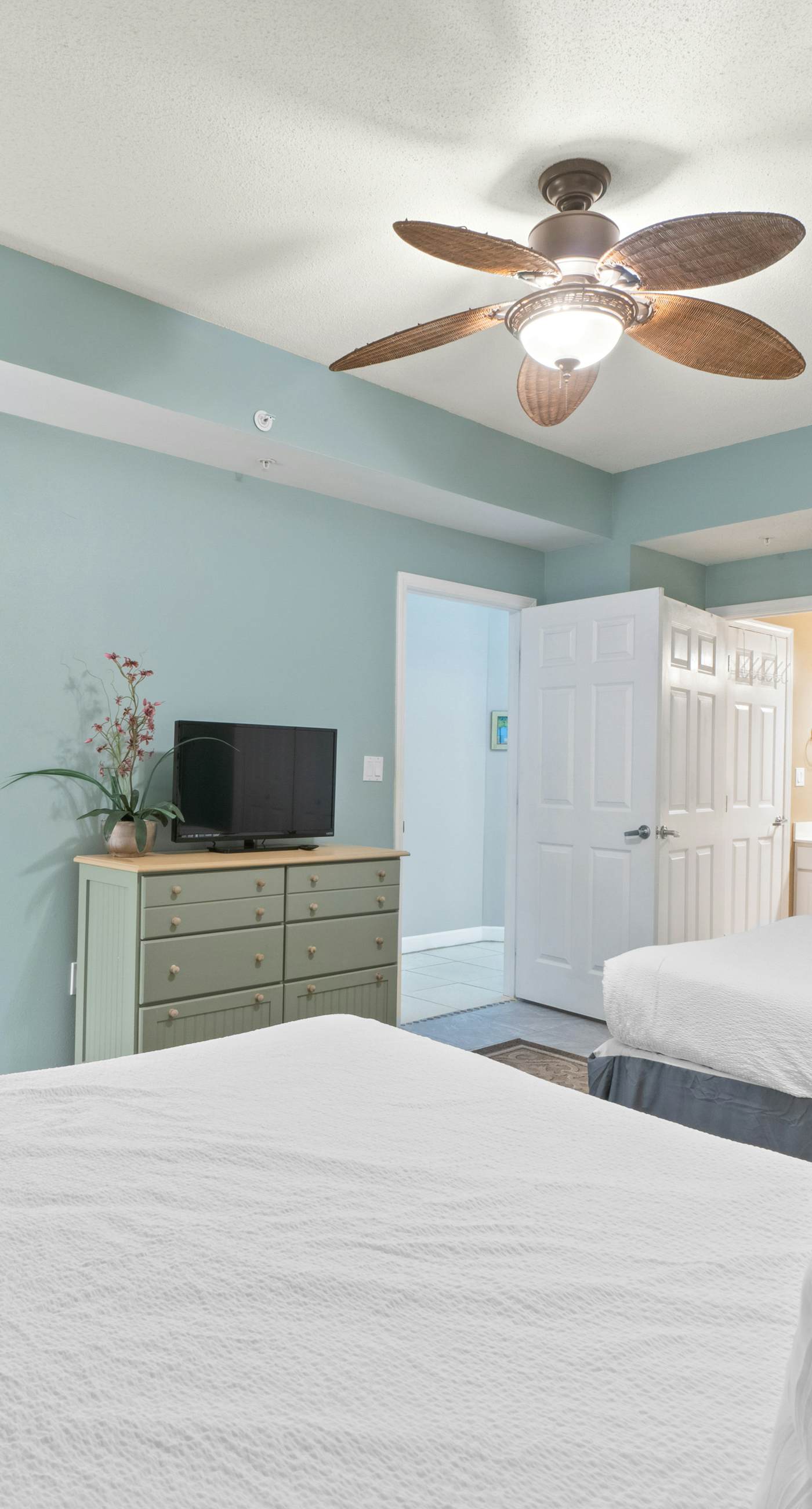 7th Floor Lovely Condo w/ Outdoor Pool Heated Seasonally, On The Beach