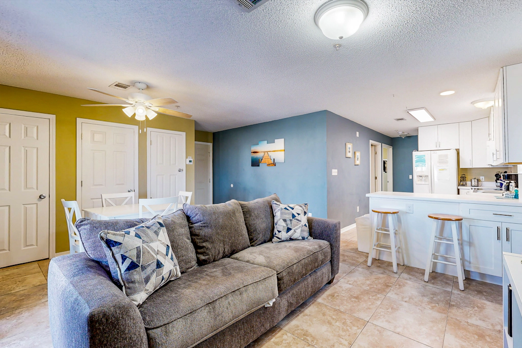 Cozy beach condo with amazing views, beach access & on-site pool