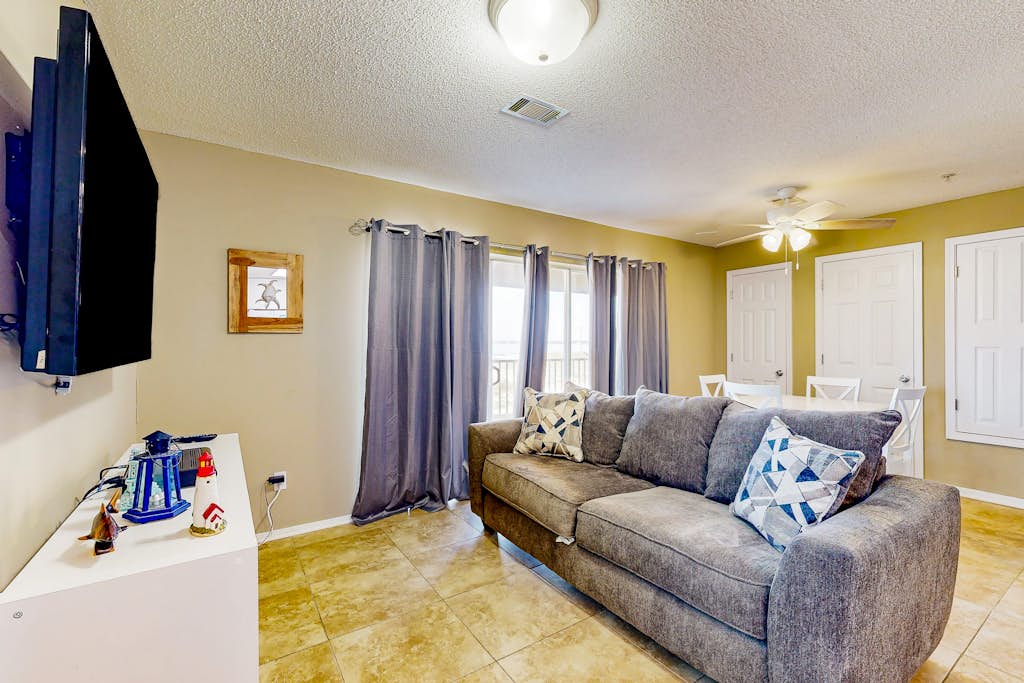 Cozy beach condo with amazing views, beach access & on-site pool