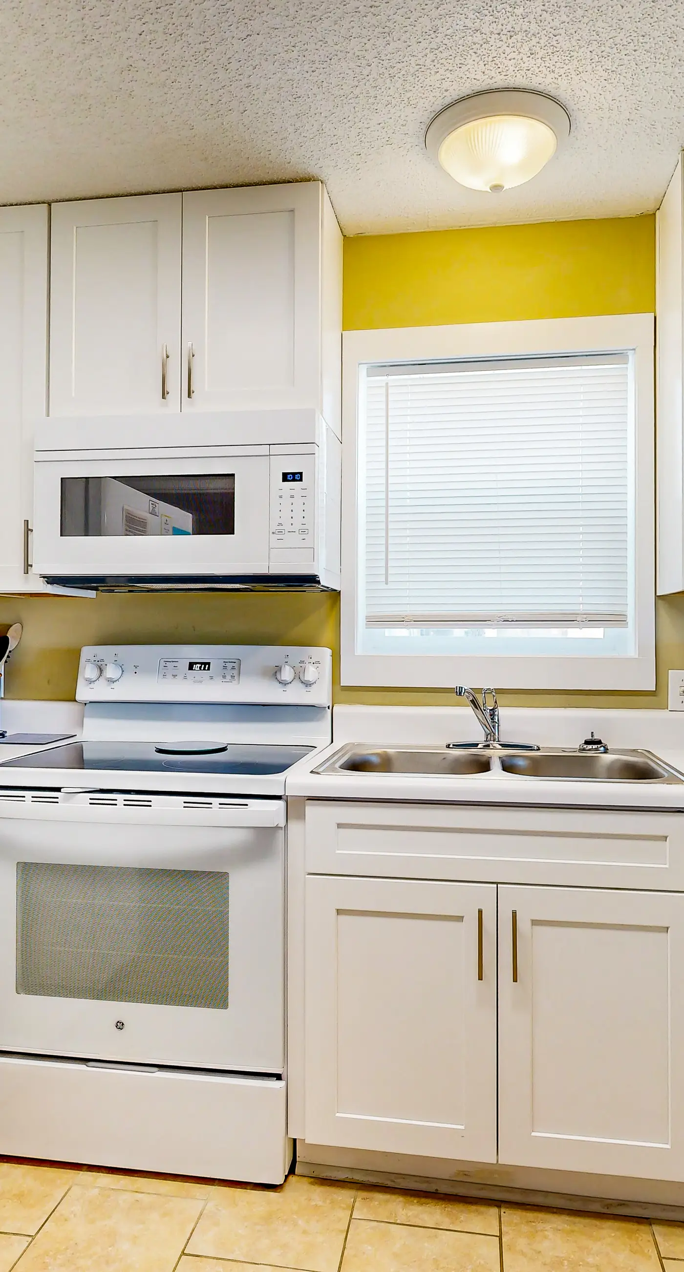 Cozy beach condo with amazing views, beach access & on-site pool