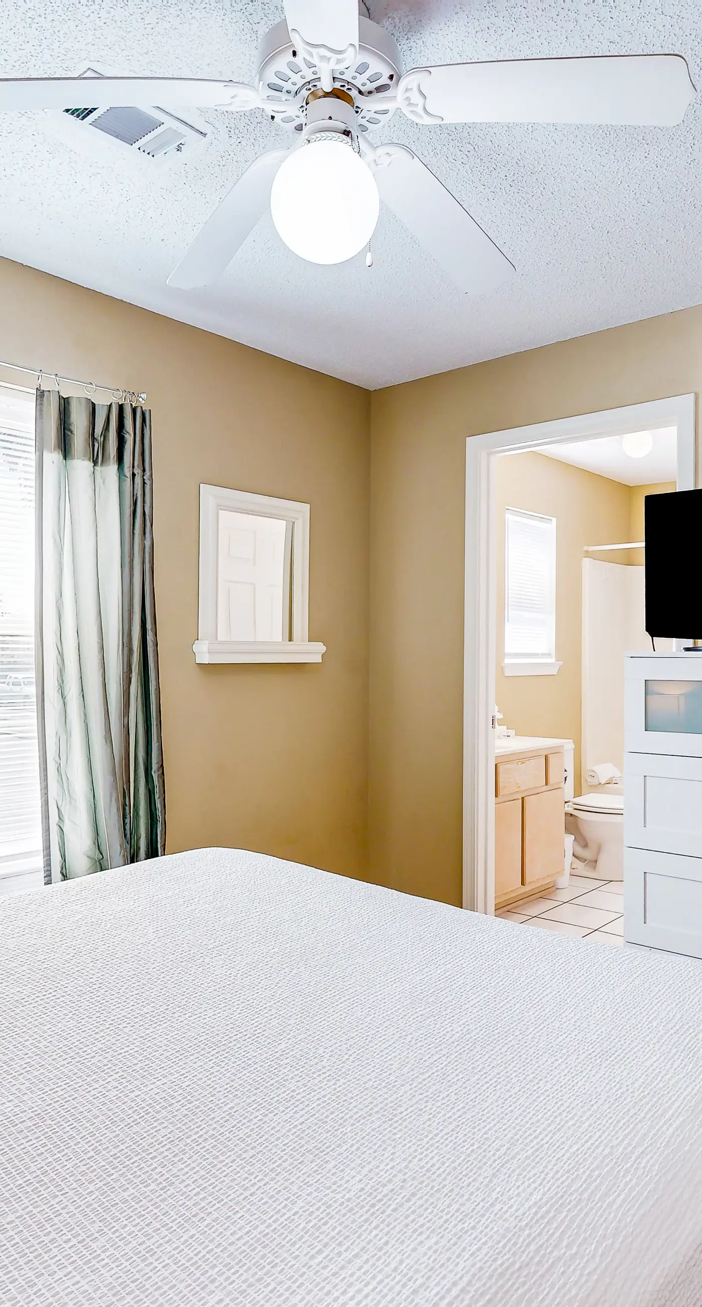 Cozy beach condo with amazing views, beach access & on-site pool