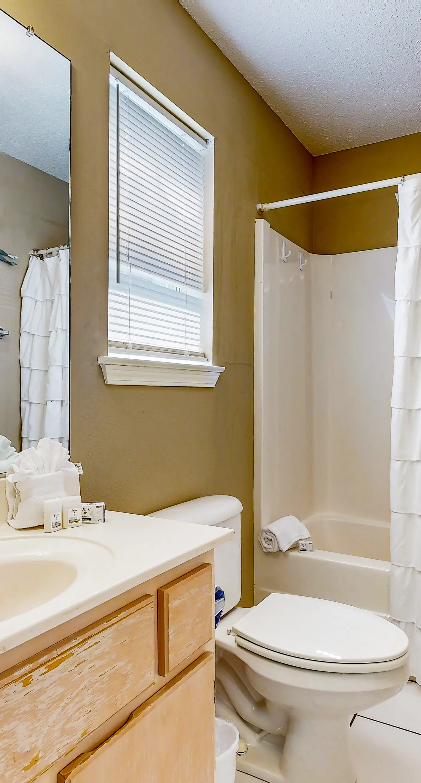 Cozy beach condo with amazing views, beach access & on-site pool