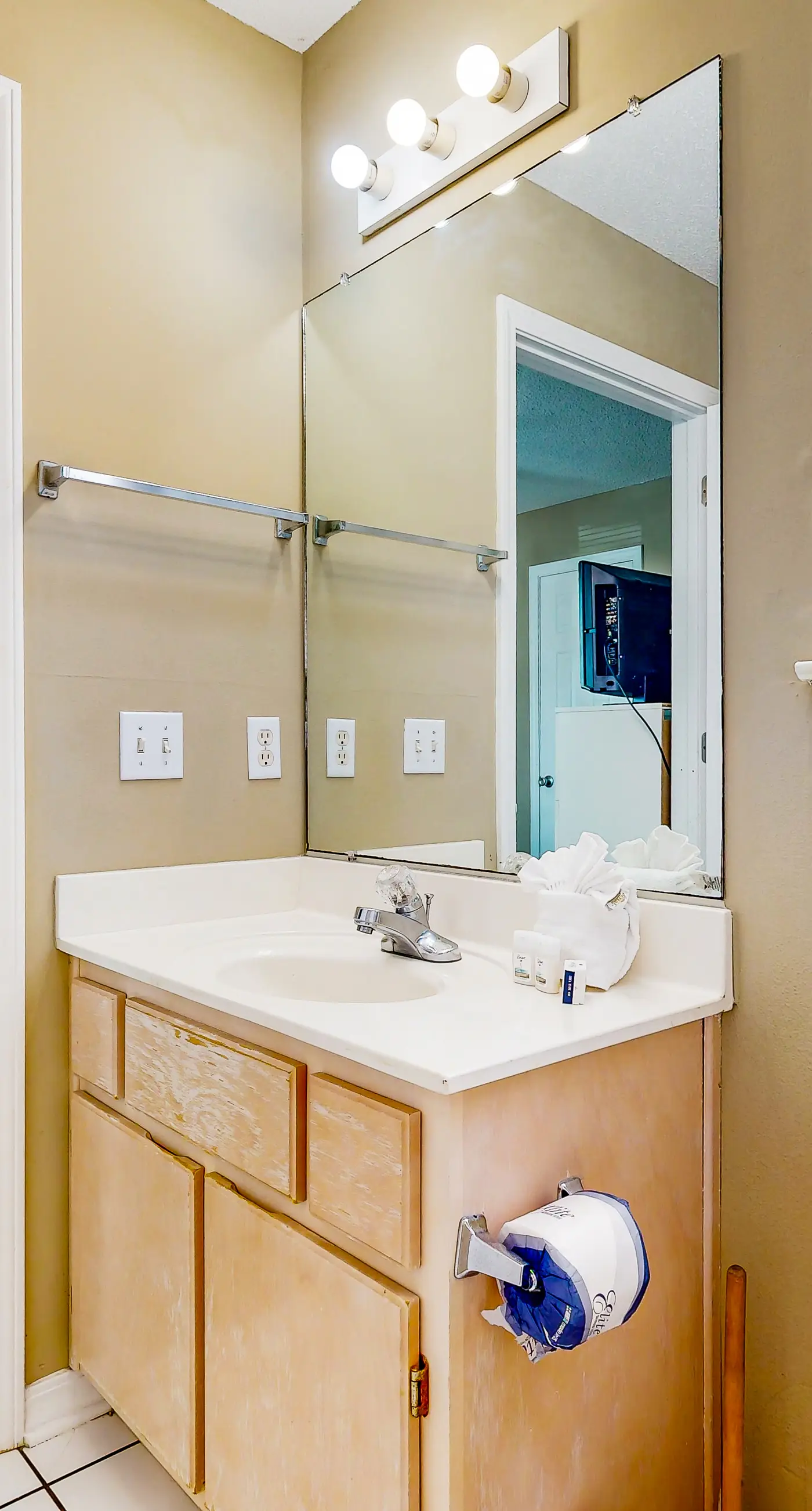 Cozy beach condo with amazing views, beach access & on-site pool