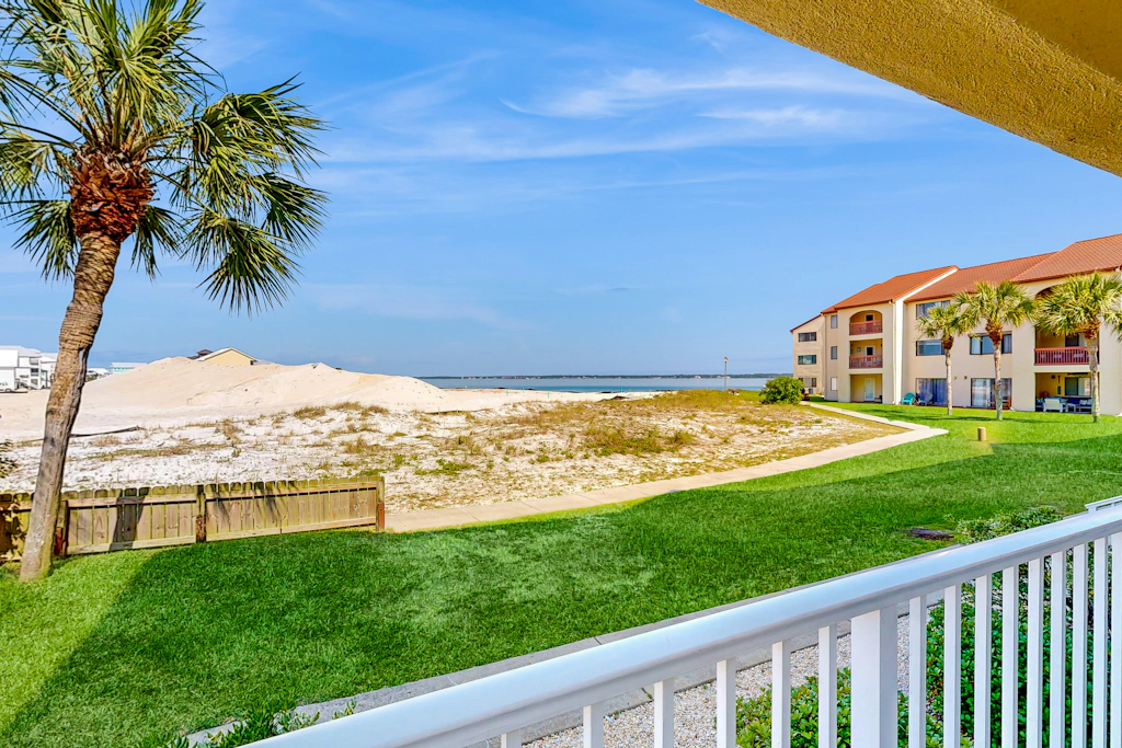 Cozy beach condo with amazing views, beach access & on-site pool