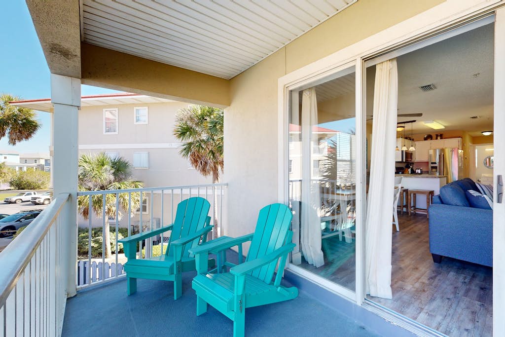 Second floor condo with shared pool, high-speed WiFi, and private washer/dryer
