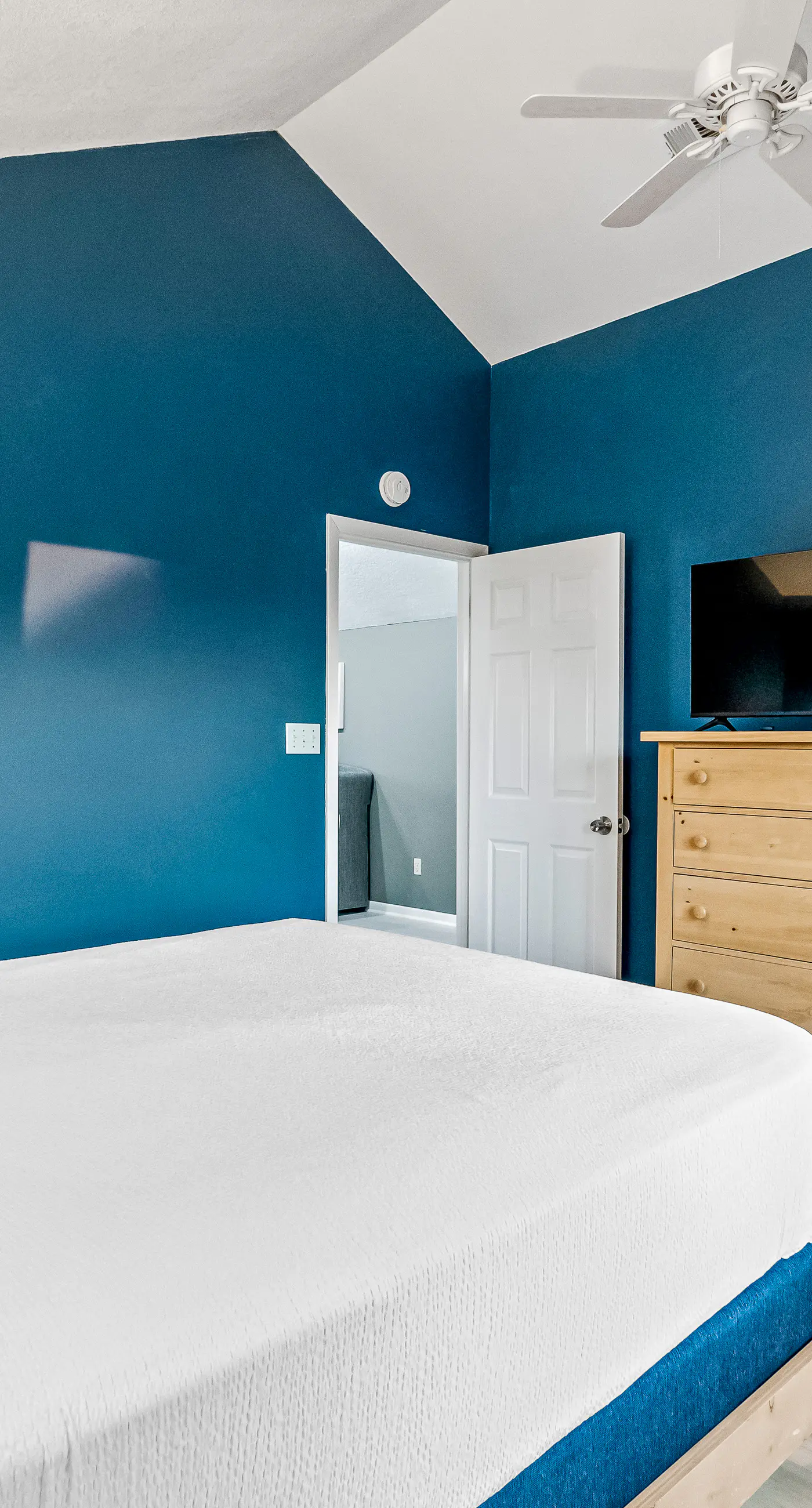 Lovely home with sound view, balcony, full kitchen, central AC, & washer/dryer