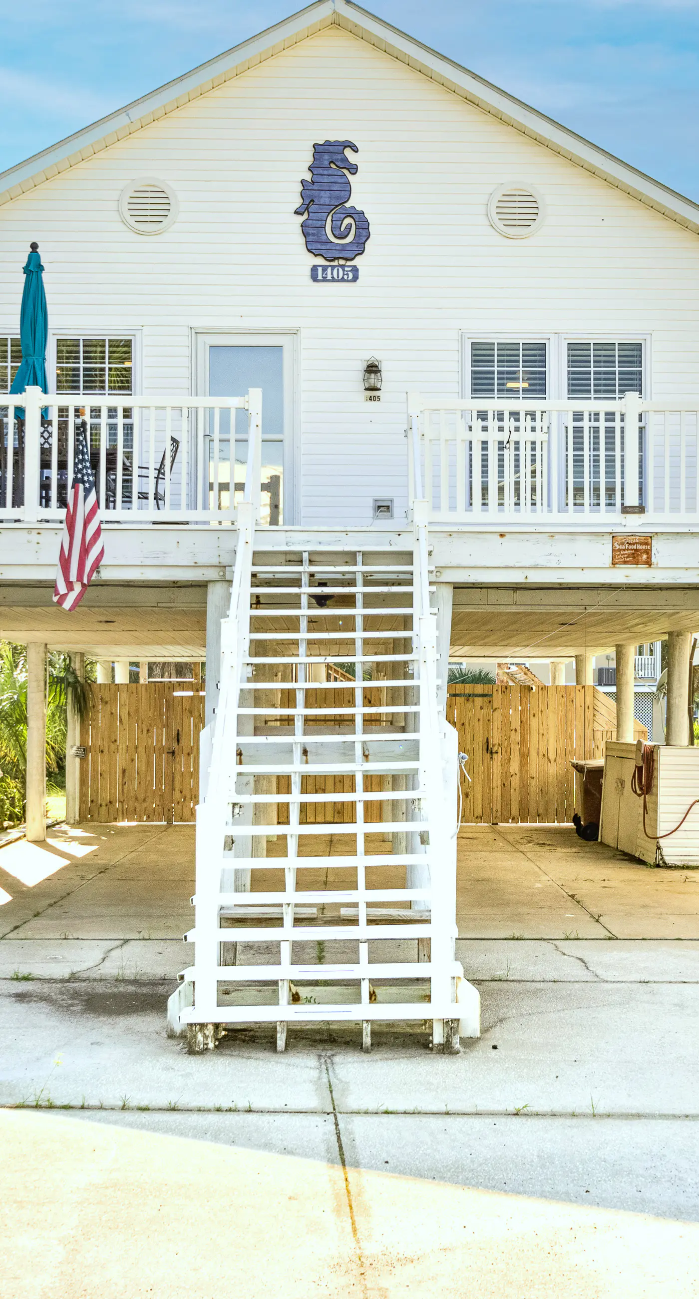 Spacious home, dog friendly, WiFi, & central AC - short walk to the beach
