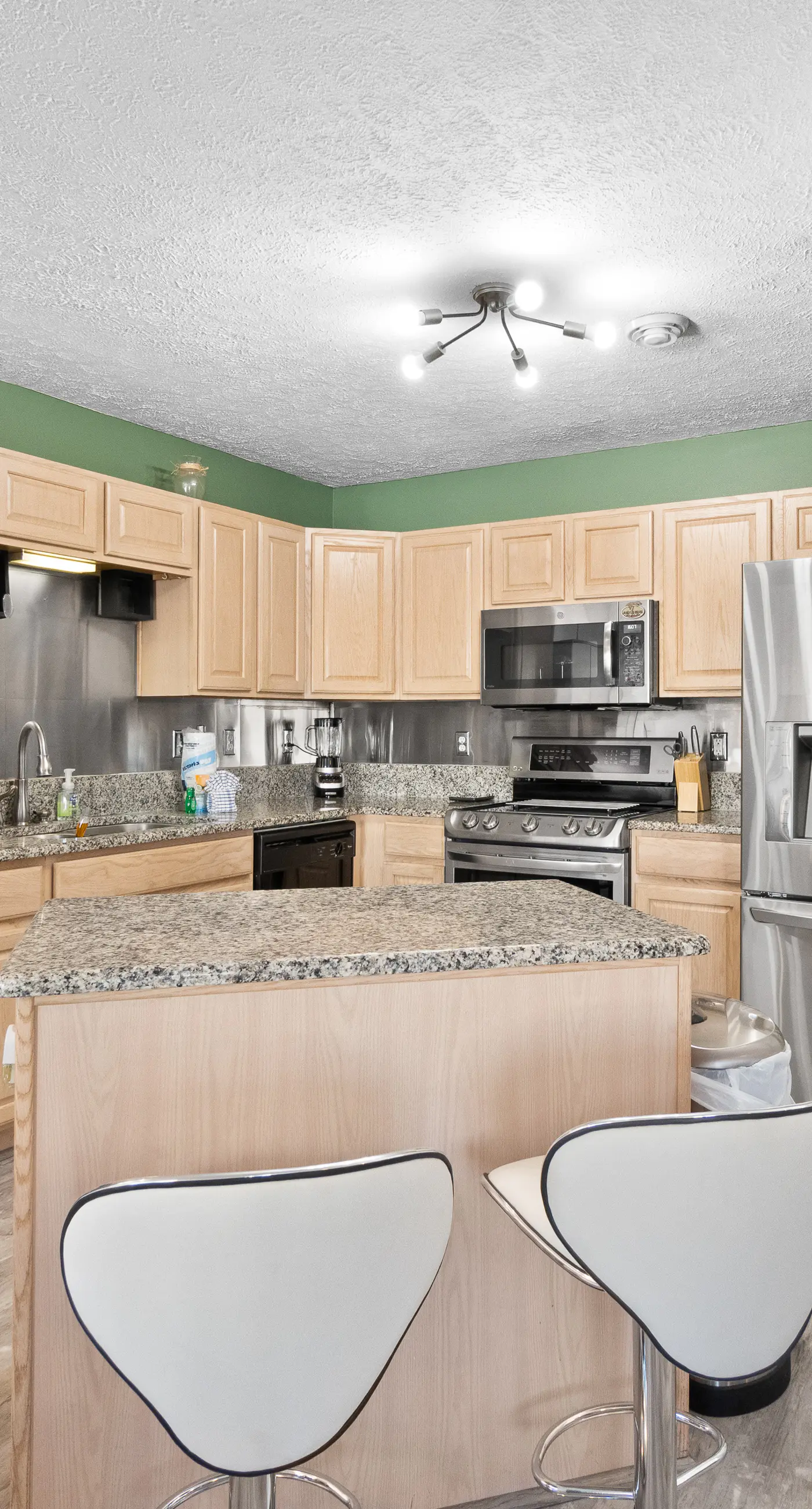 Spacious home, dog friendly, WiFi, & central AC - short walk to the beach