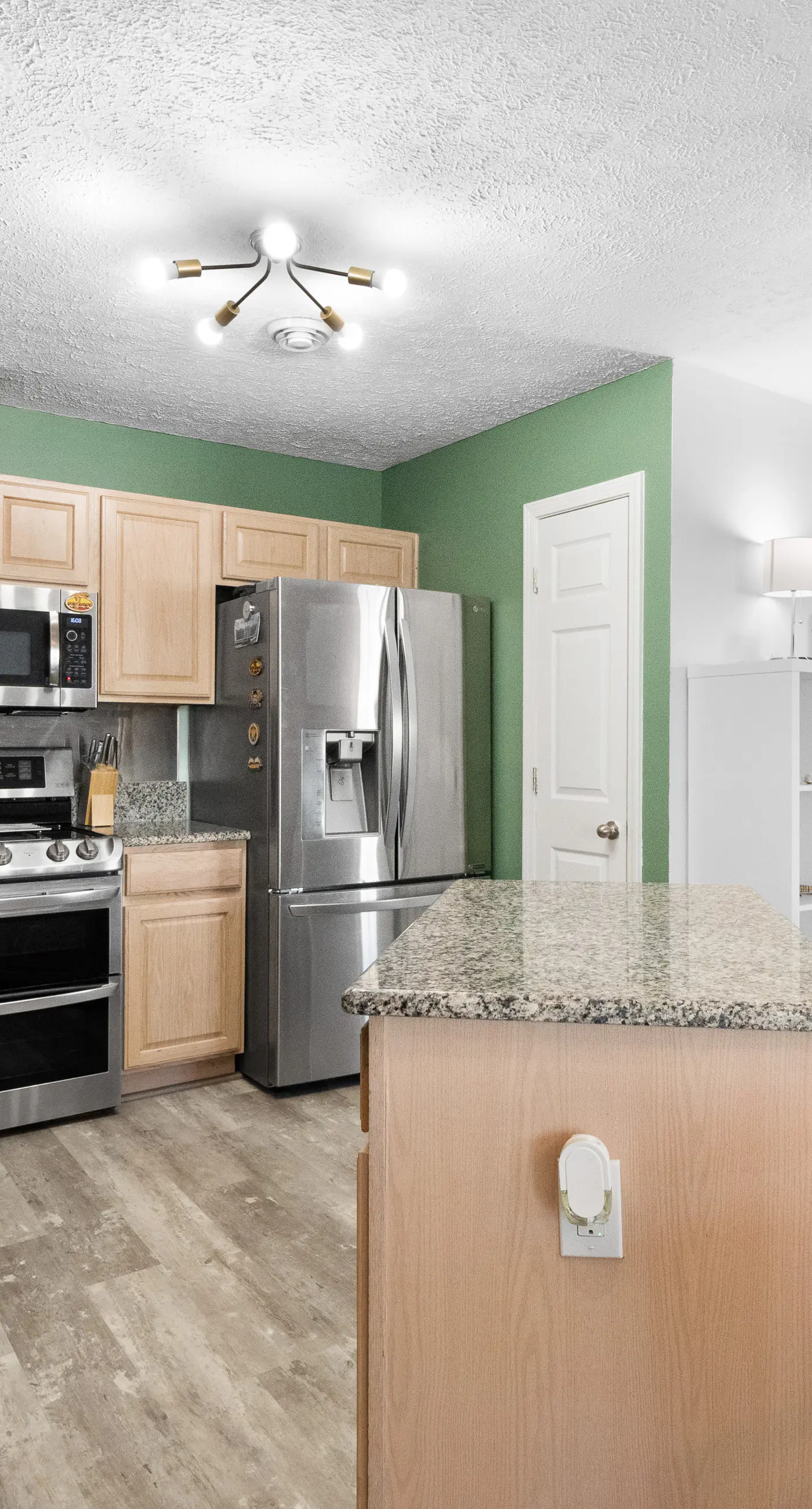 Spacious home, dog friendly, WiFi, & central AC - short walk to the beach