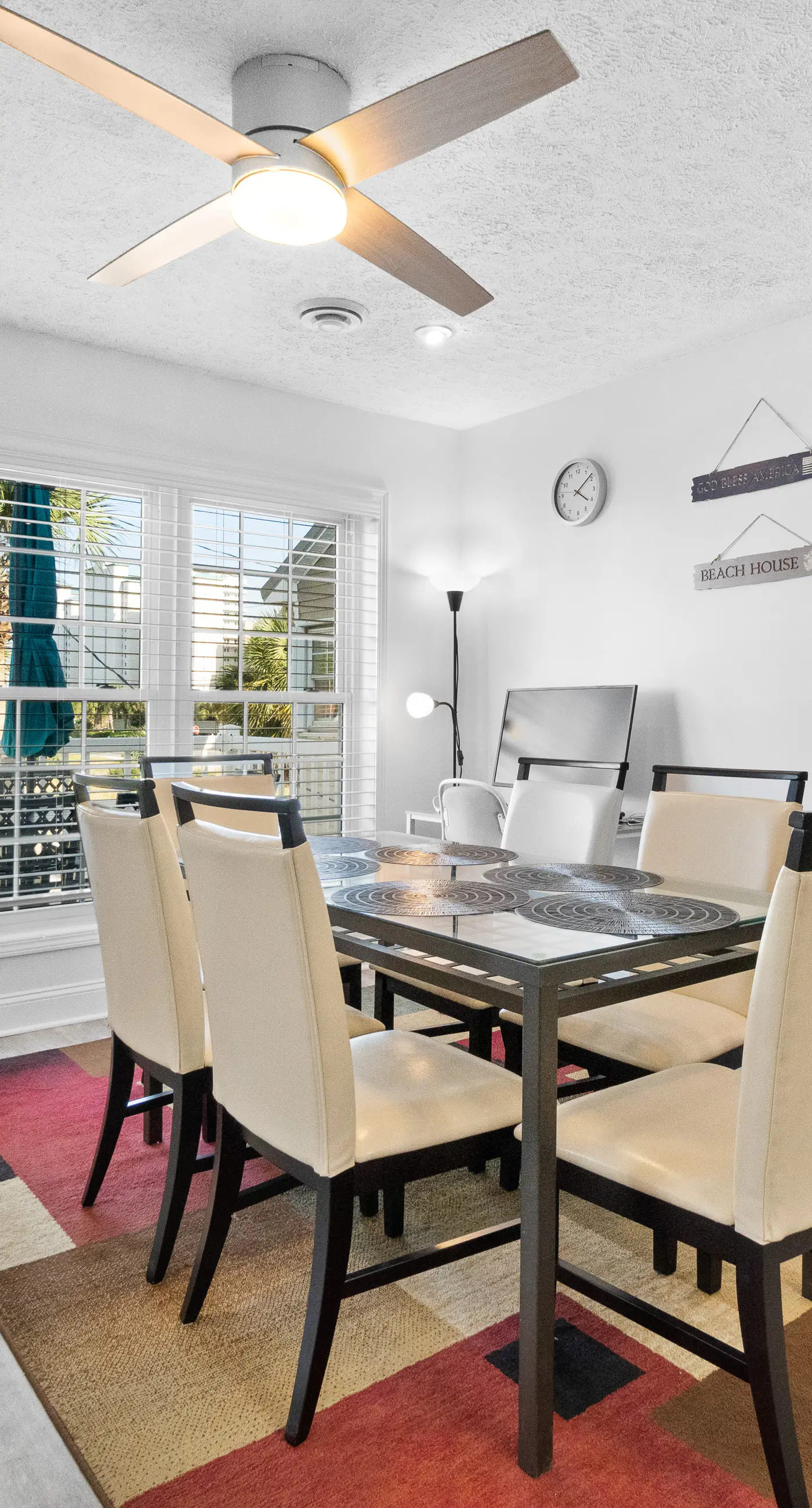 Spacious home, dog friendly, WiFi, & central AC - short walk to the beach