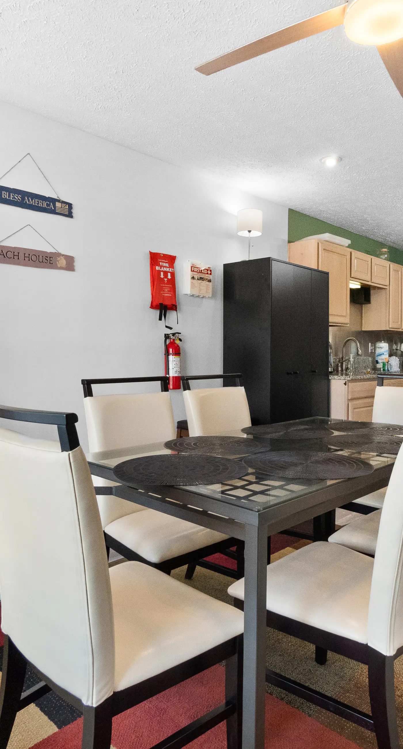 Spacious home, dog friendly, WiFi, & central AC - short walk to the beach