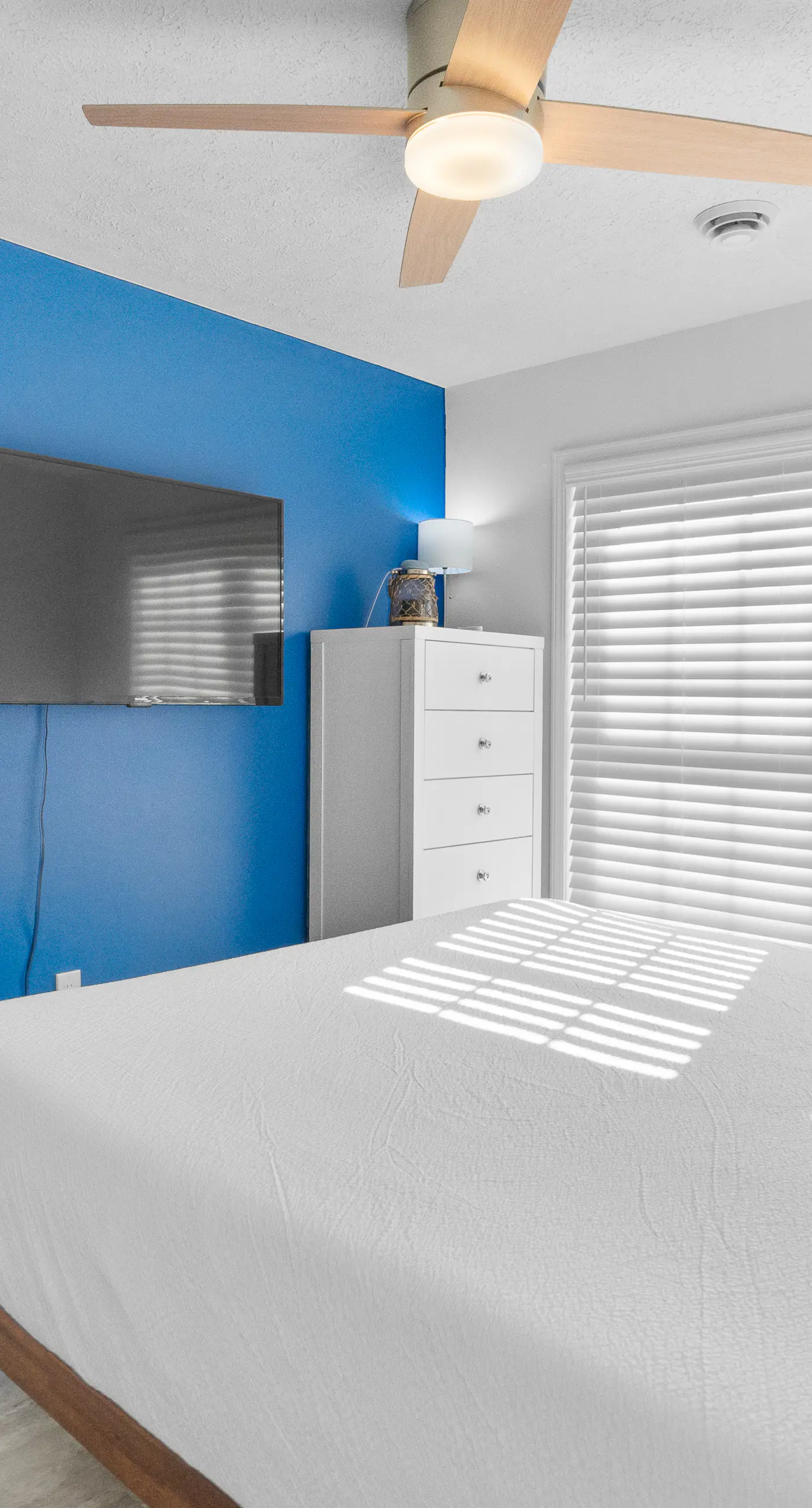 Spacious home, dog friendly, WiFi, & central AC - short walk to the beach