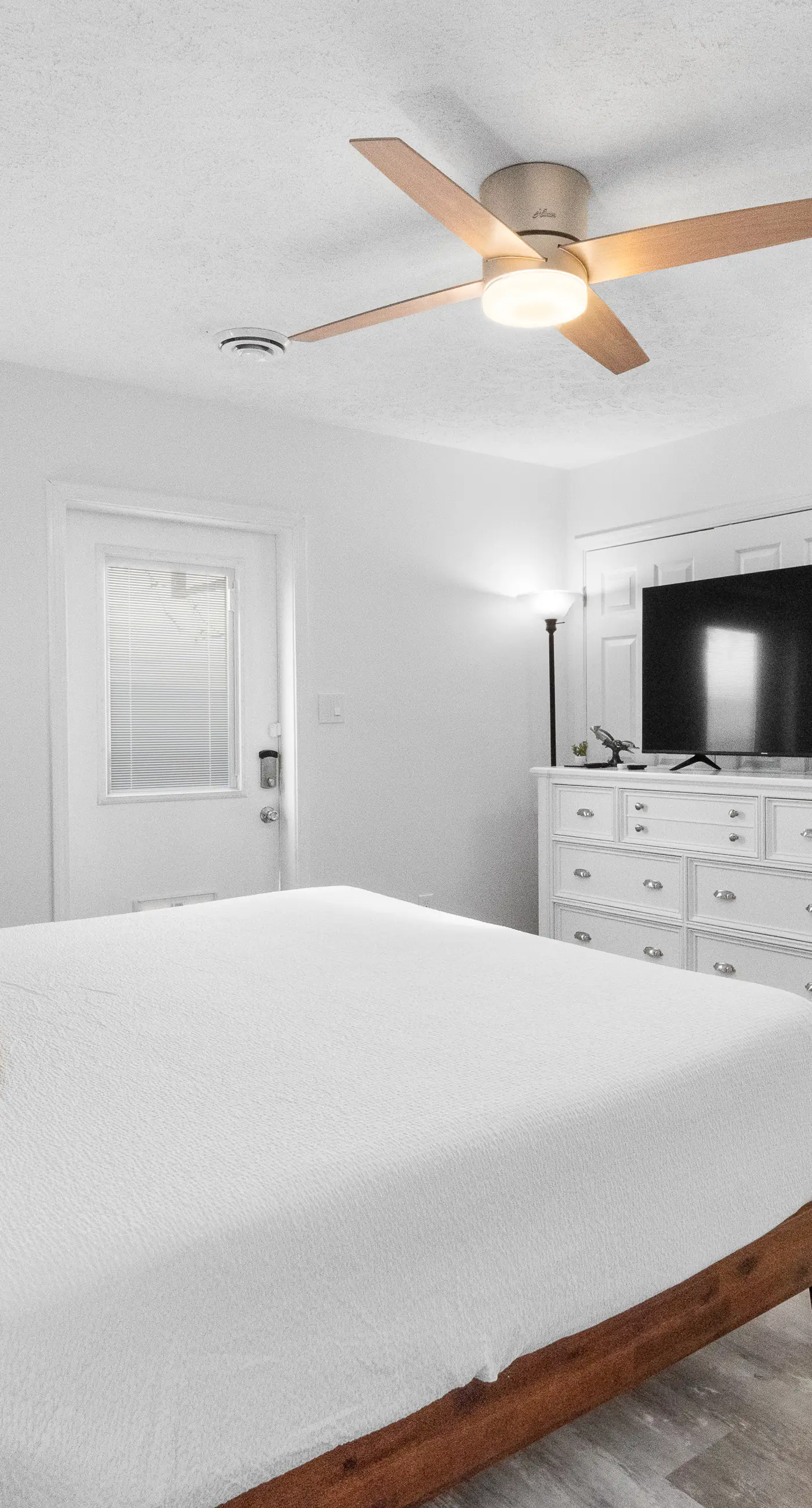 Spacious home, dog friendly, WiFi, & central AC - short walk to the beach