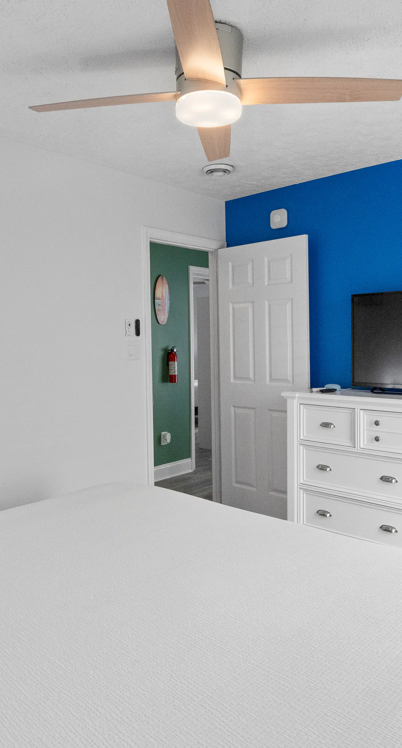 Spacious home, dog friendly, WiFi, & central AC - short walk to the beach