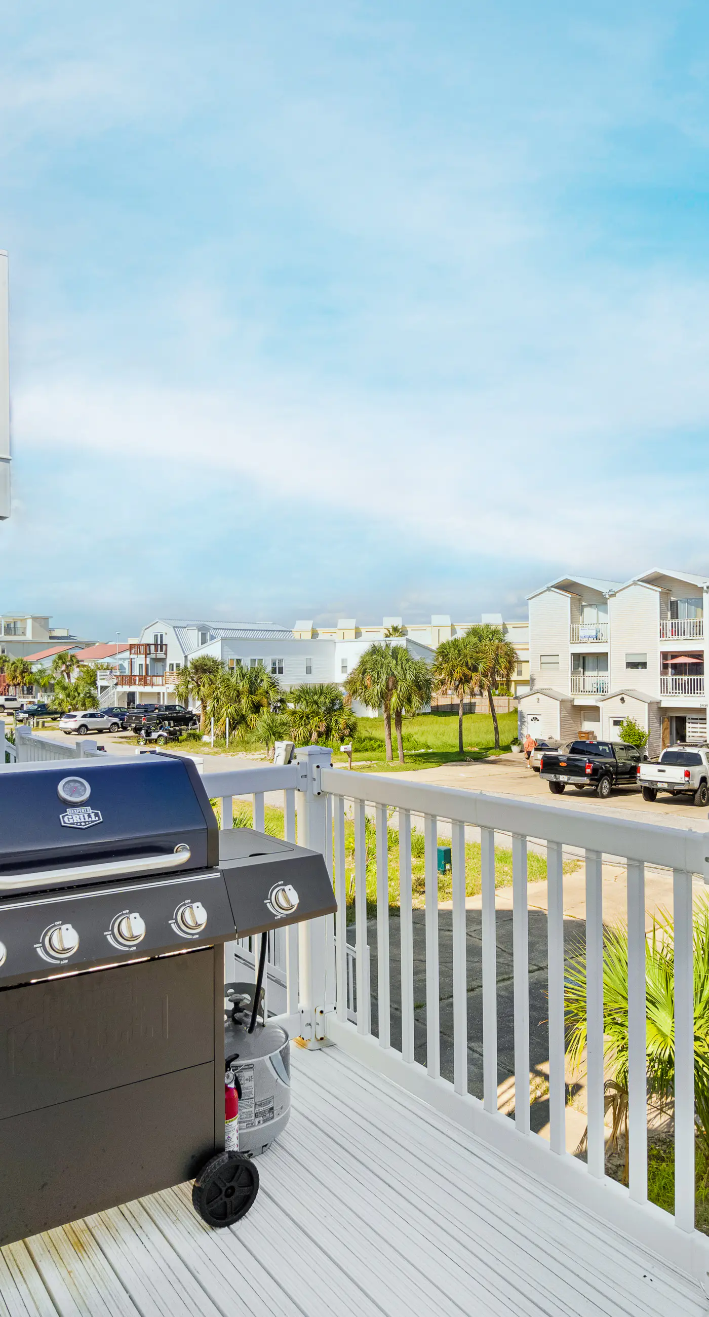 Spacious home, dog friendly, WiFi, & central AC - short walk to the beach
