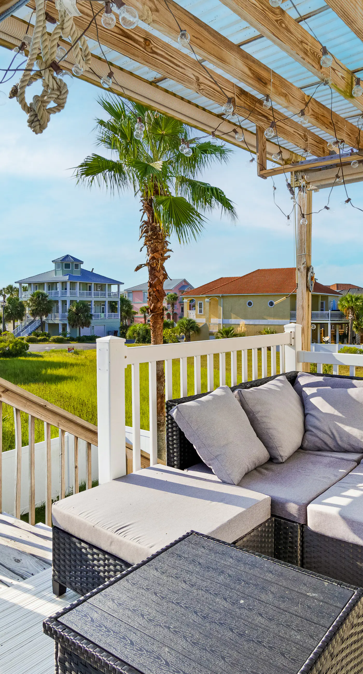 Spacious home, dog friendly, WiFi, & central AC - short walk to the beach
