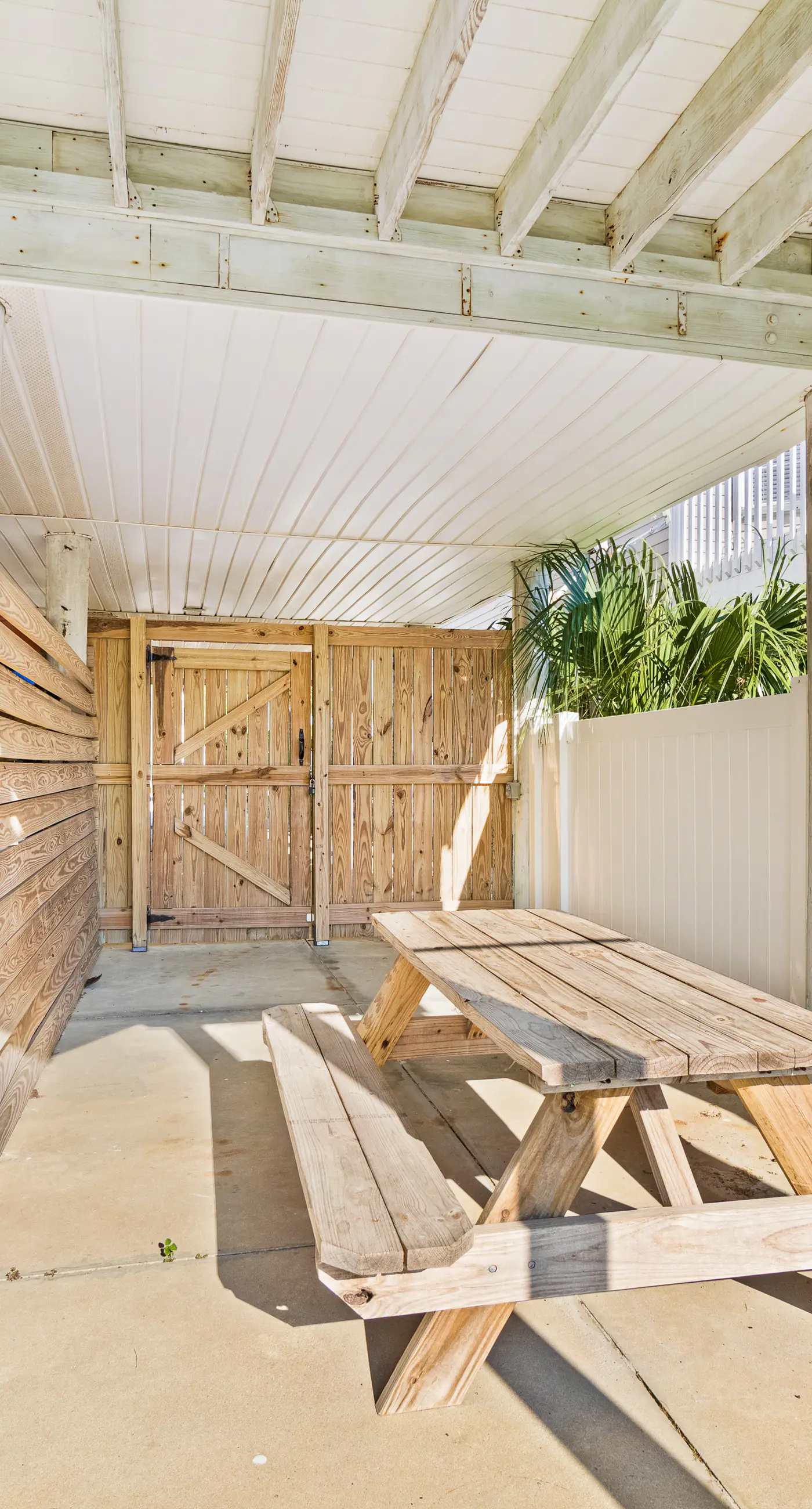 Spacious home, dog friendly, WiFi, & central AC - short walk to the beach