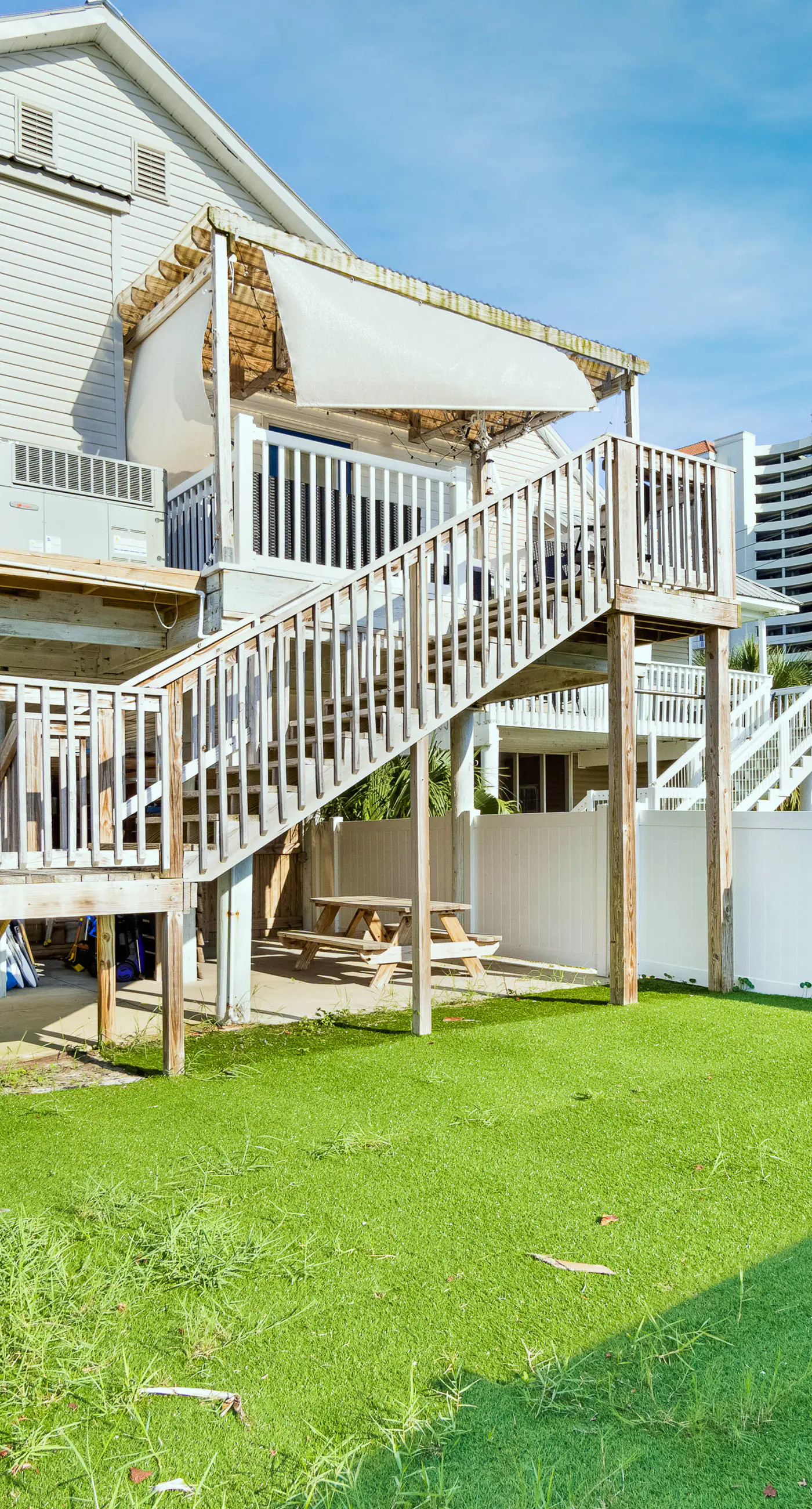 Spacious home, dog friendly, WiFi, & central AC - short walk to the beach