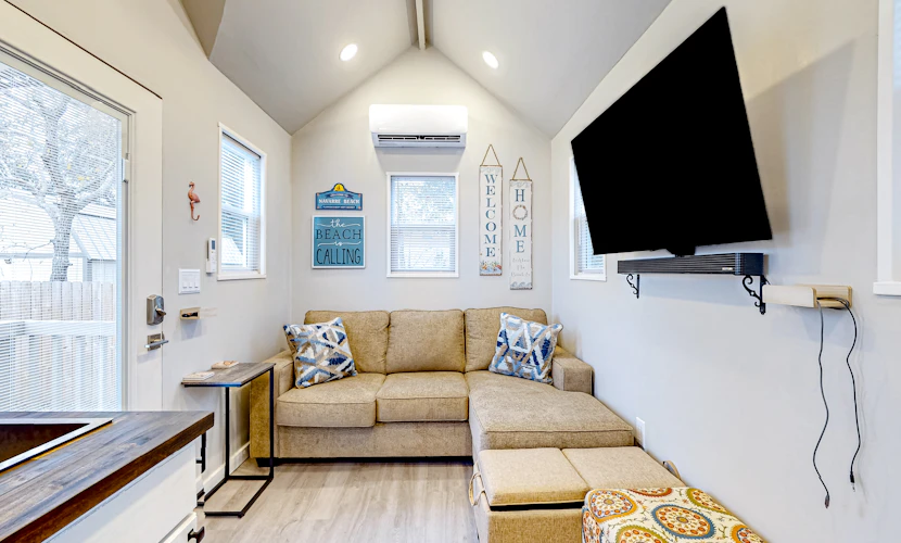 Peaceful & sun-soaked getaway with fire pit & W/D - near beaches, trails, & golf