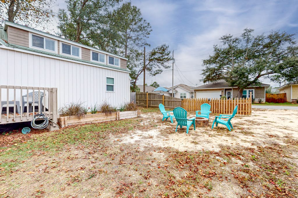 Peaceful & sun-soaked getaway with fire pit & W/D - near beaches, trails, & golf