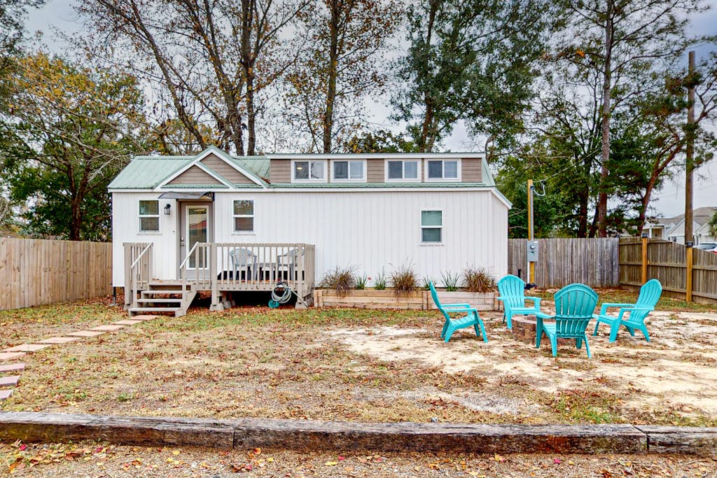 Peaceful & sun-soaked getaway with fire pit & W/D - near beaches, trails, & golf