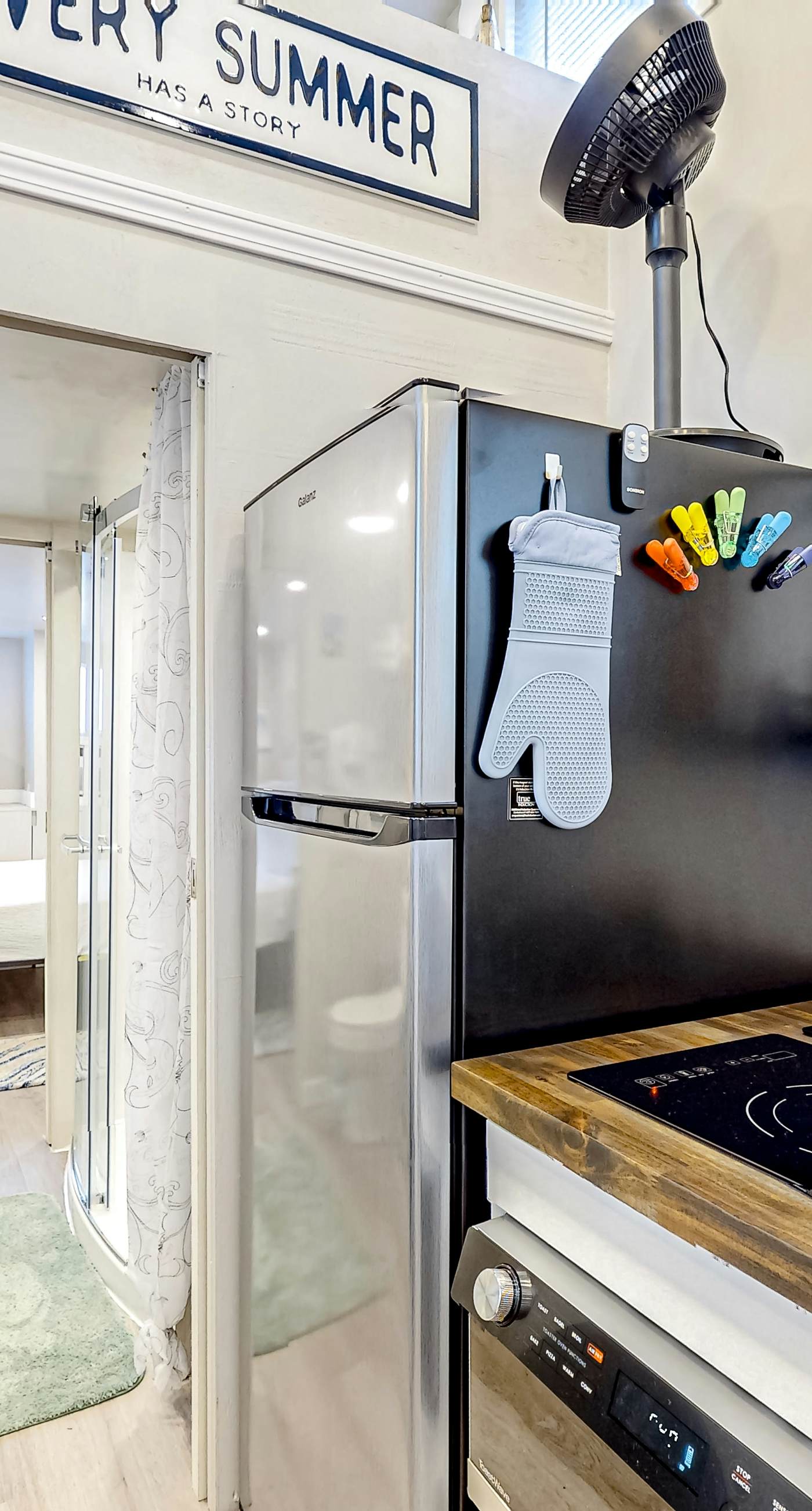 Peaceful & sun-soaked getaway with fire pit & W/D - near beaches, trails, & golf