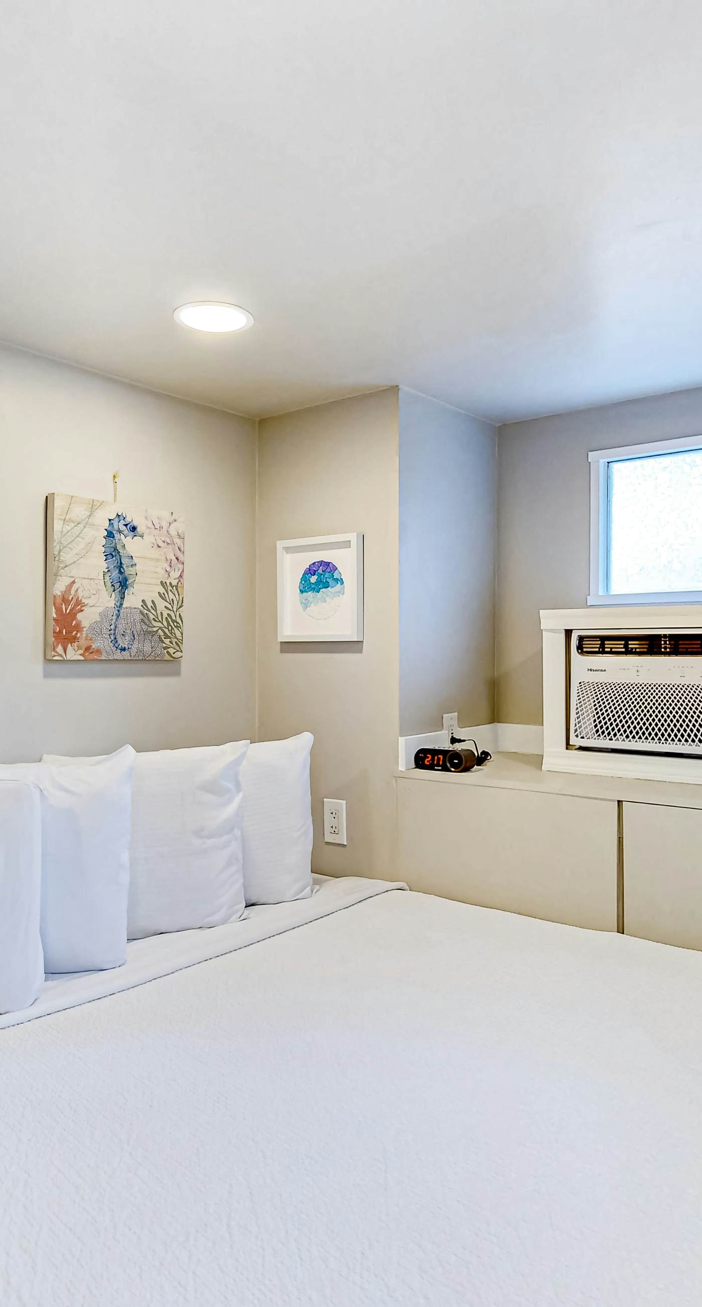 Peaceful & sun-soaked getaway with fire pit & W/D - near beaches, trails, & golf