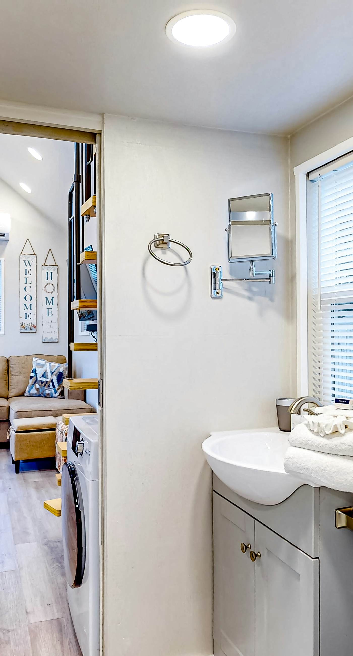 Peaceful & sun-soaked getaway with fire pit & W/D - near beaches, trails, & golf