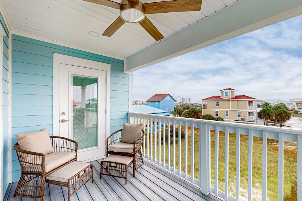 Gorgeous dog-friendly condo, private balcony and close to beach