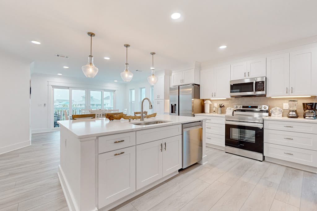 Gorgeous dog-friendly condo, private balcony and close to beach