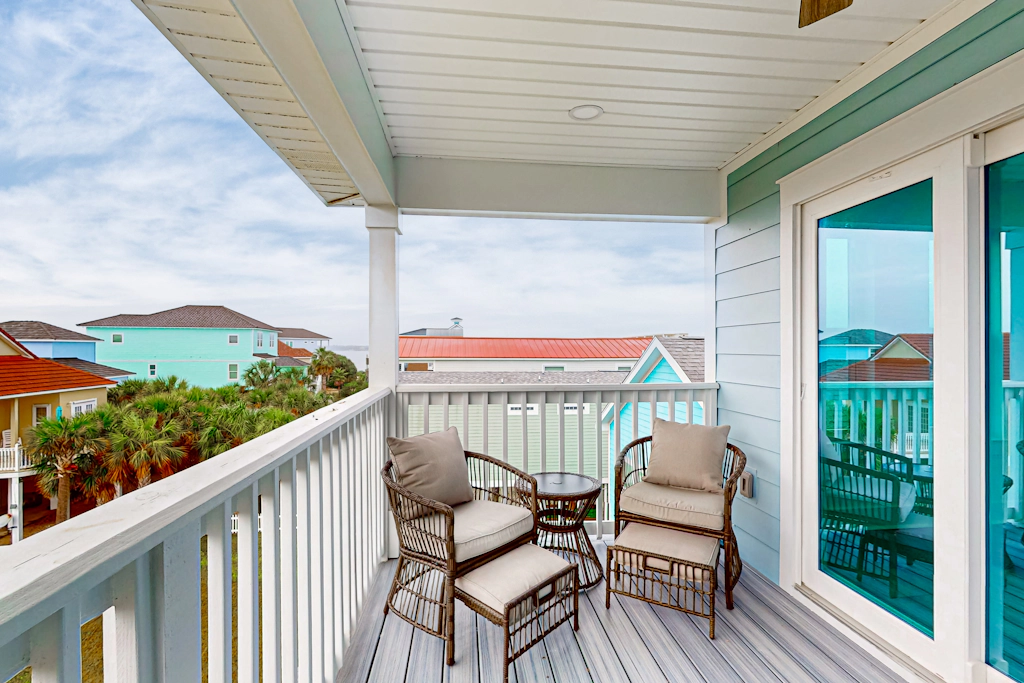 Gorgeous dog-friendly condo, private balcony and close to beach