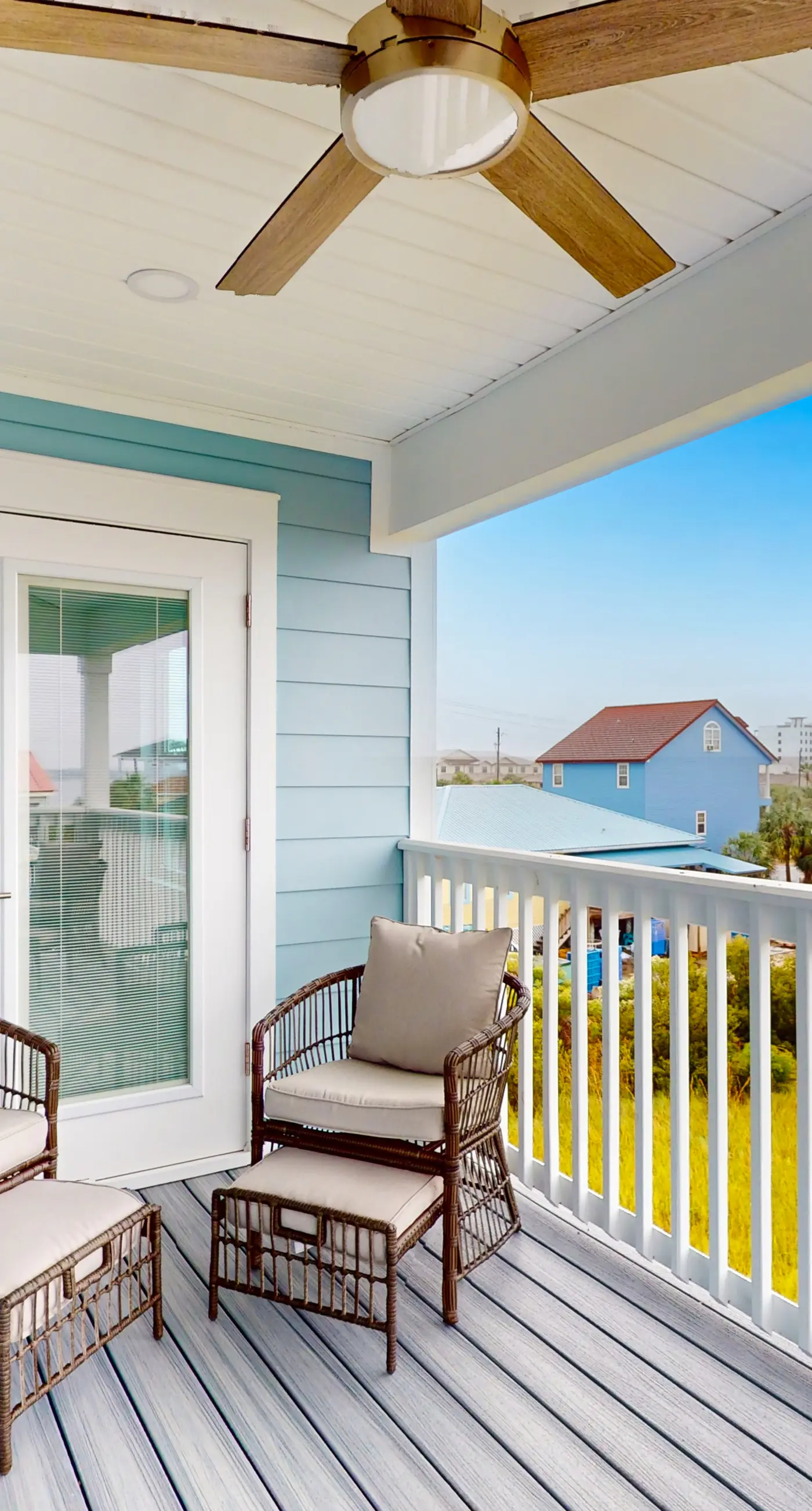 Dog-friendly house near the beach, balconies, washer&dryer, & cable